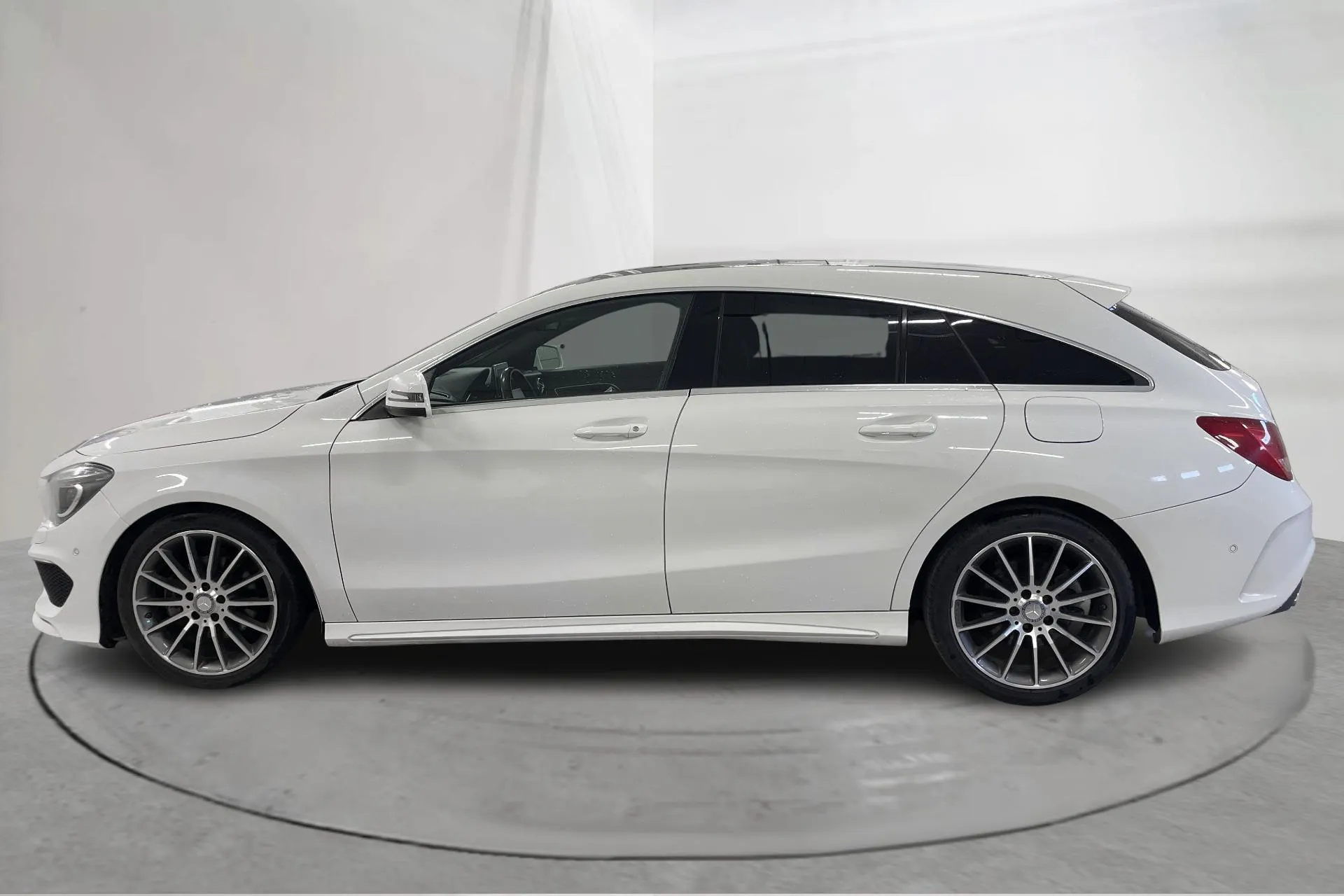 Presentation photo 2 of 17: Mercedes CLA 200 CDI Shooting Brake (136hk) - 220 100 km - Automatic - white - 2015