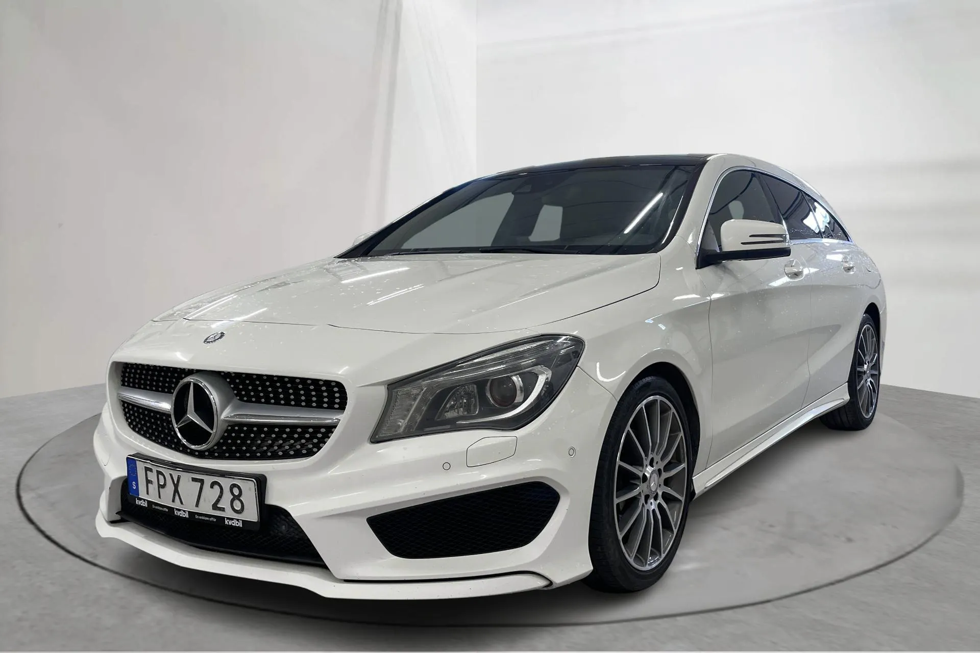 Presentation photo 1 of 17: Mercedes CLA 200 CDI Shooting Brake (136hk) - 220 100 km - Automatic - white - 2015