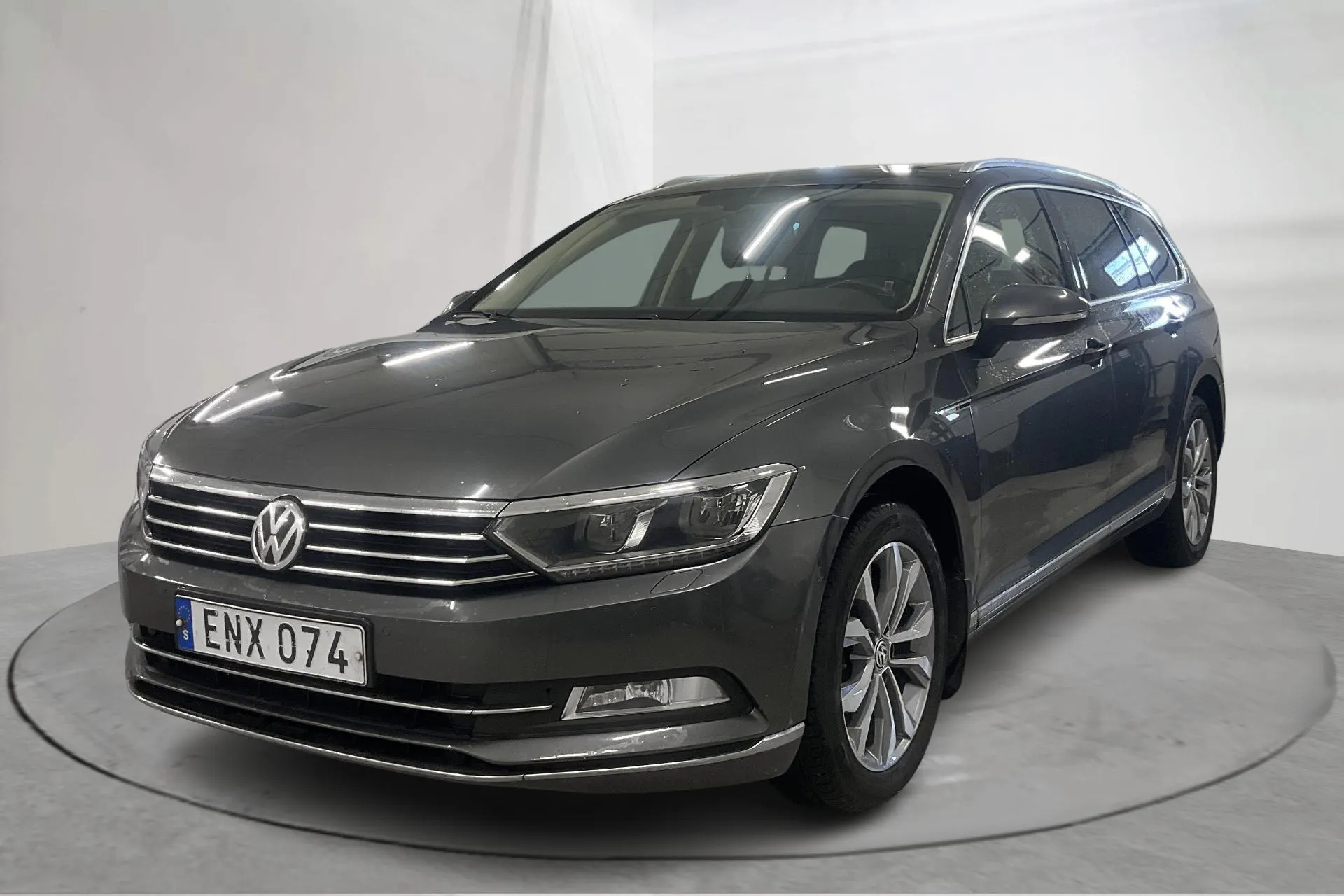 Presentationsfoto 1 av 24: VW Passat 2.0 TDI Sportscombi 4MOTION (190hk) - 20 040 mil - Automat - grå - 2015