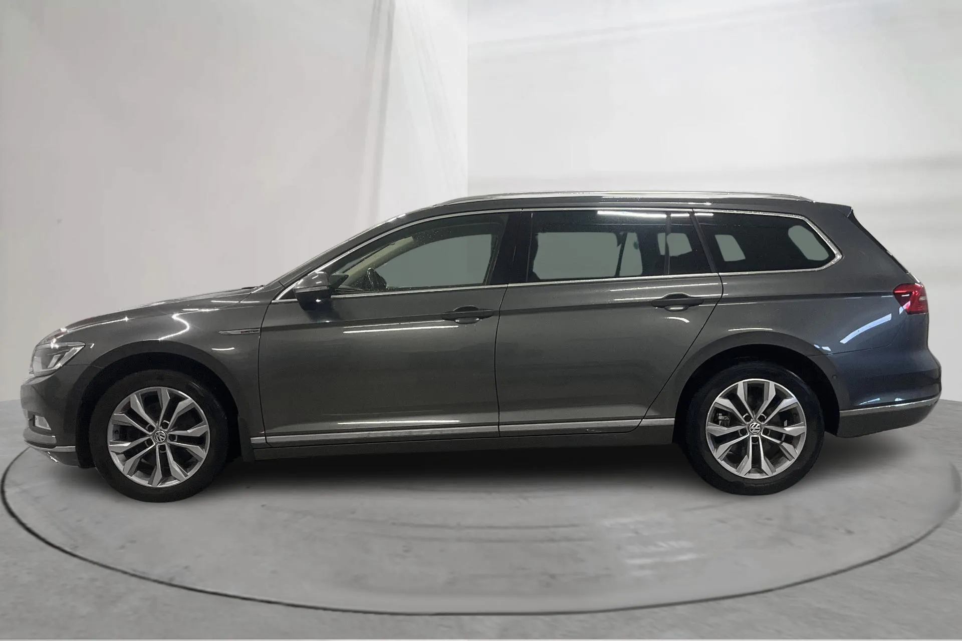 Presentationsfoto 2 av 24: VW Passat 2.0 TDI Sportscombi 4MOTION (190hk) - 20 040 mil - Automat - grå - 2015