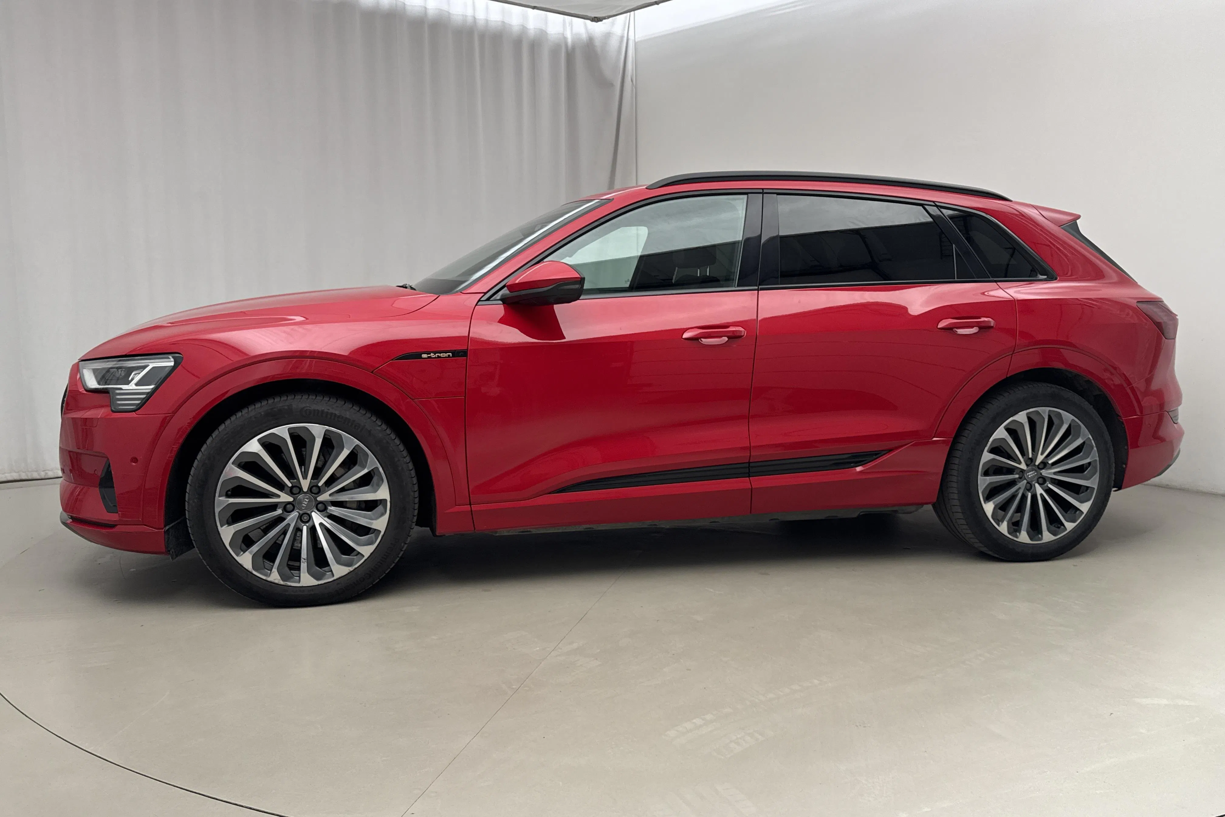 Presentationsfoto 2 av 26: Audi e-tron 55 quattro 95kWh (360hk) - 9 949 mil - Automat - röd - 2020