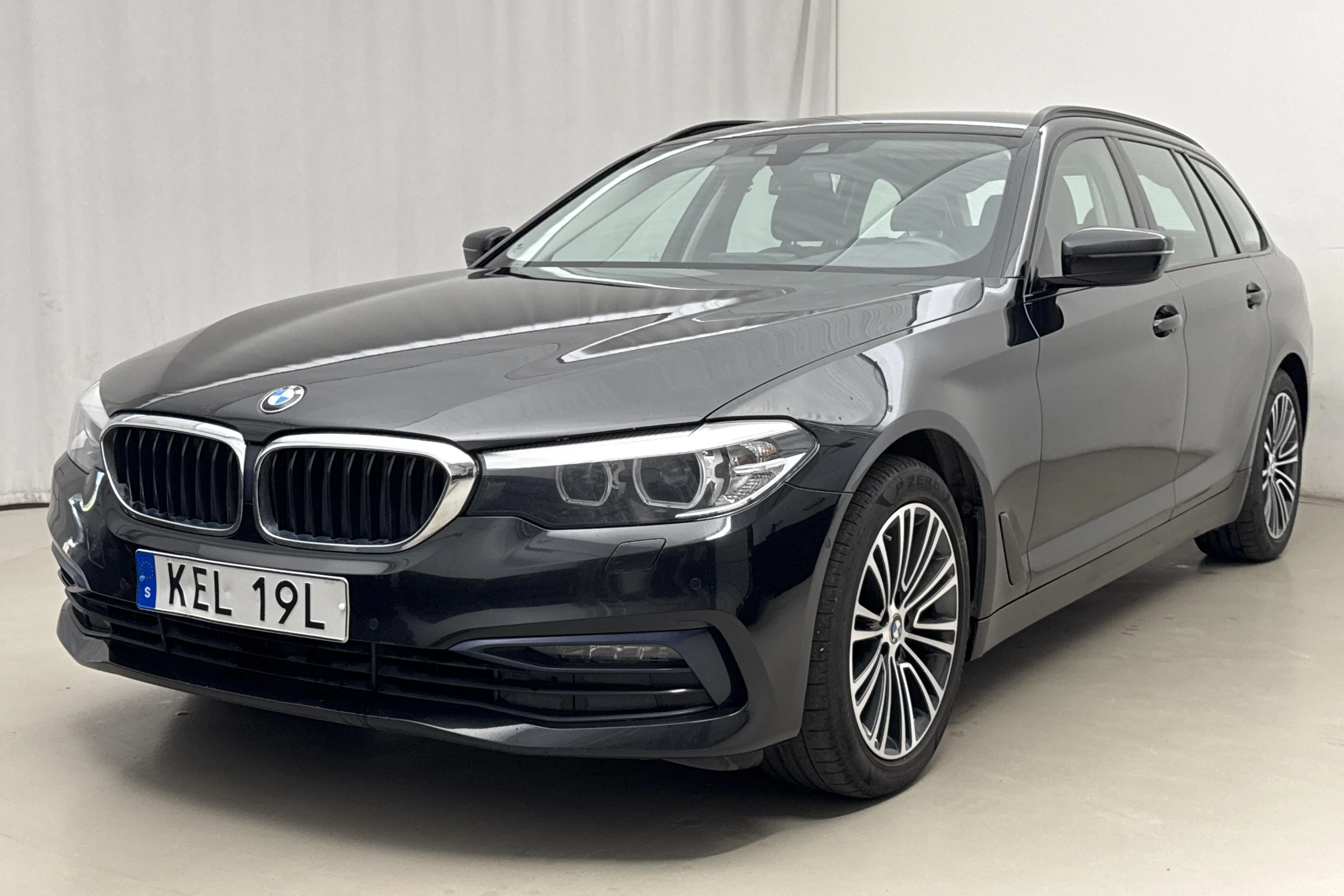 Presentationsfoto 1 av 19: BMW 520d xDrive Touring, G31 (190hk) - 13 630 mil - Automat - svart - 2020