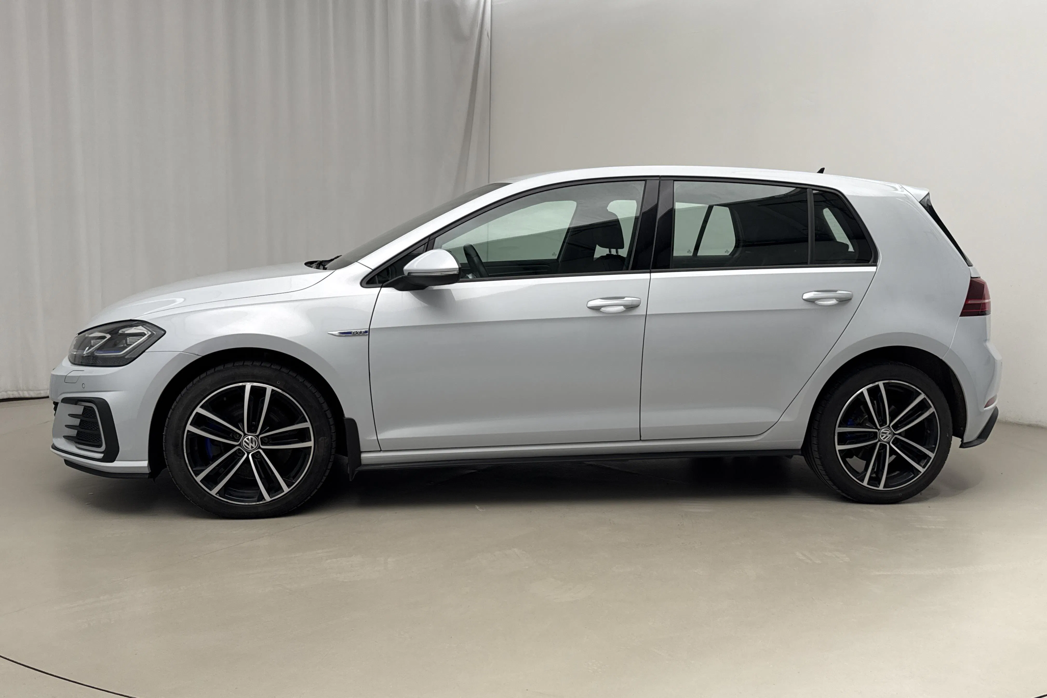 Presentationsfoto 2 av 19: VW Golf VII GTE 5dr (204hk) - 18 349 mil - Automat - Light Grey - 2018