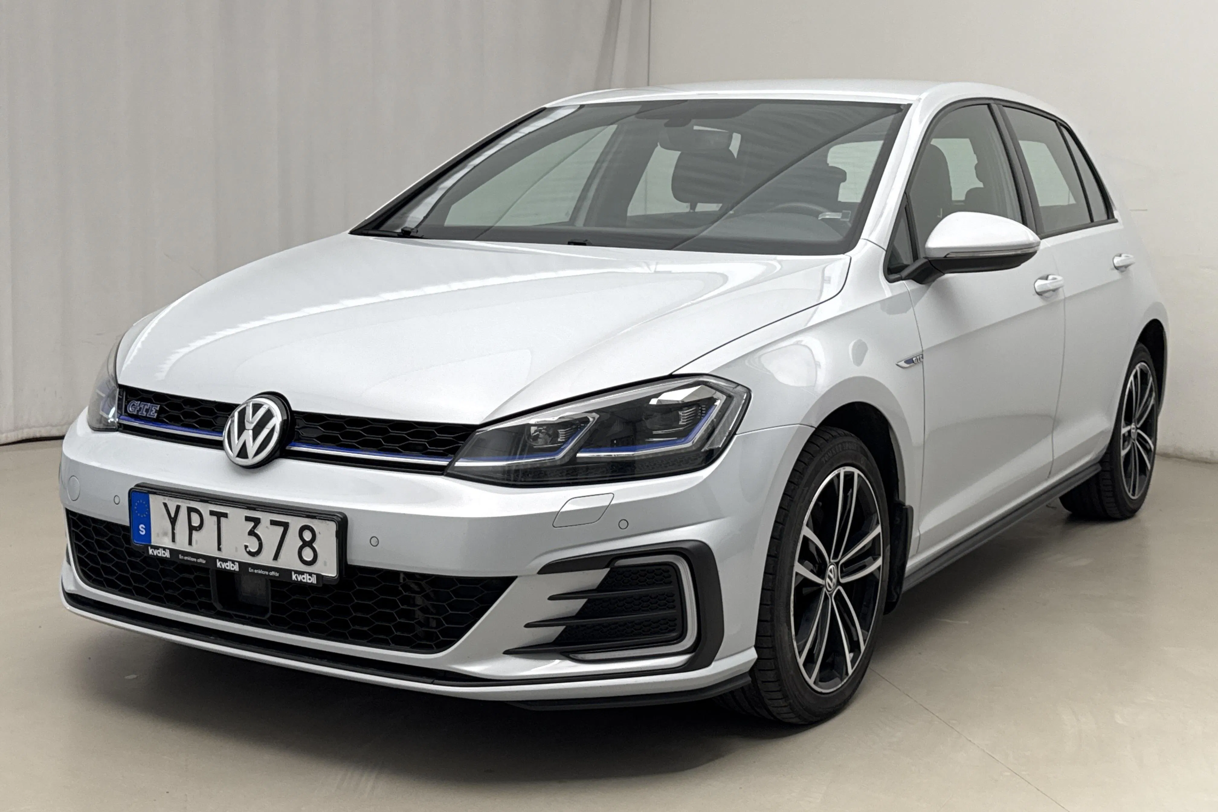 Presentationsfoto 1 av 19: VW Golf VII GTE 5dr (204hk) - 18 349 mil - Automat - Light Grey - 2018