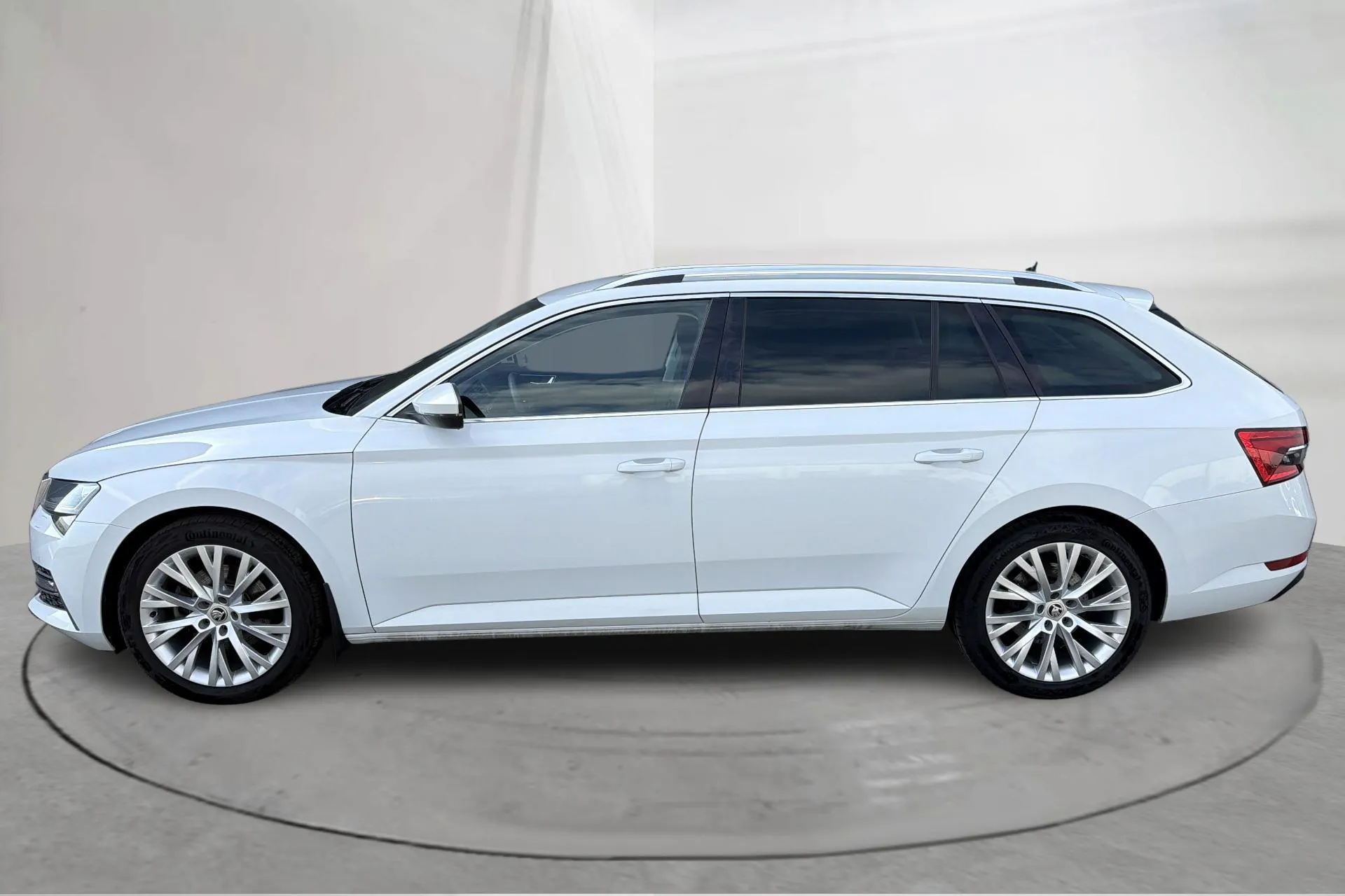 Presentationsfoto 2 av 20: Skoda Superb 1.4 TSI PHEV Kombi (218hk) - 8 273 mil - Automat - vit - 2023