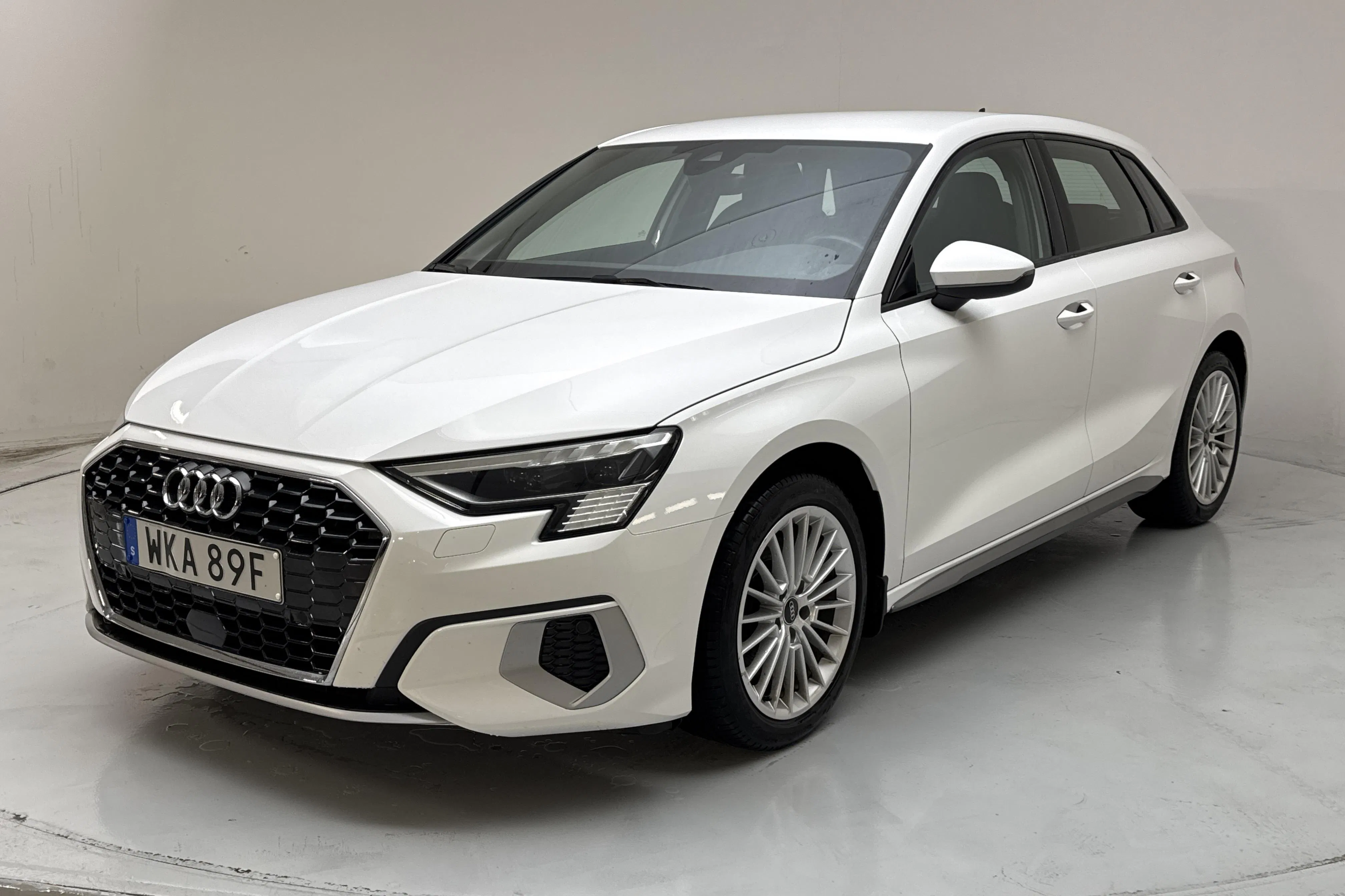Presentationsfoto 1 av 13: Audi A3 Sportback 35 TFSI (150hk) - 3 218 mil - Automat - vit - 2021