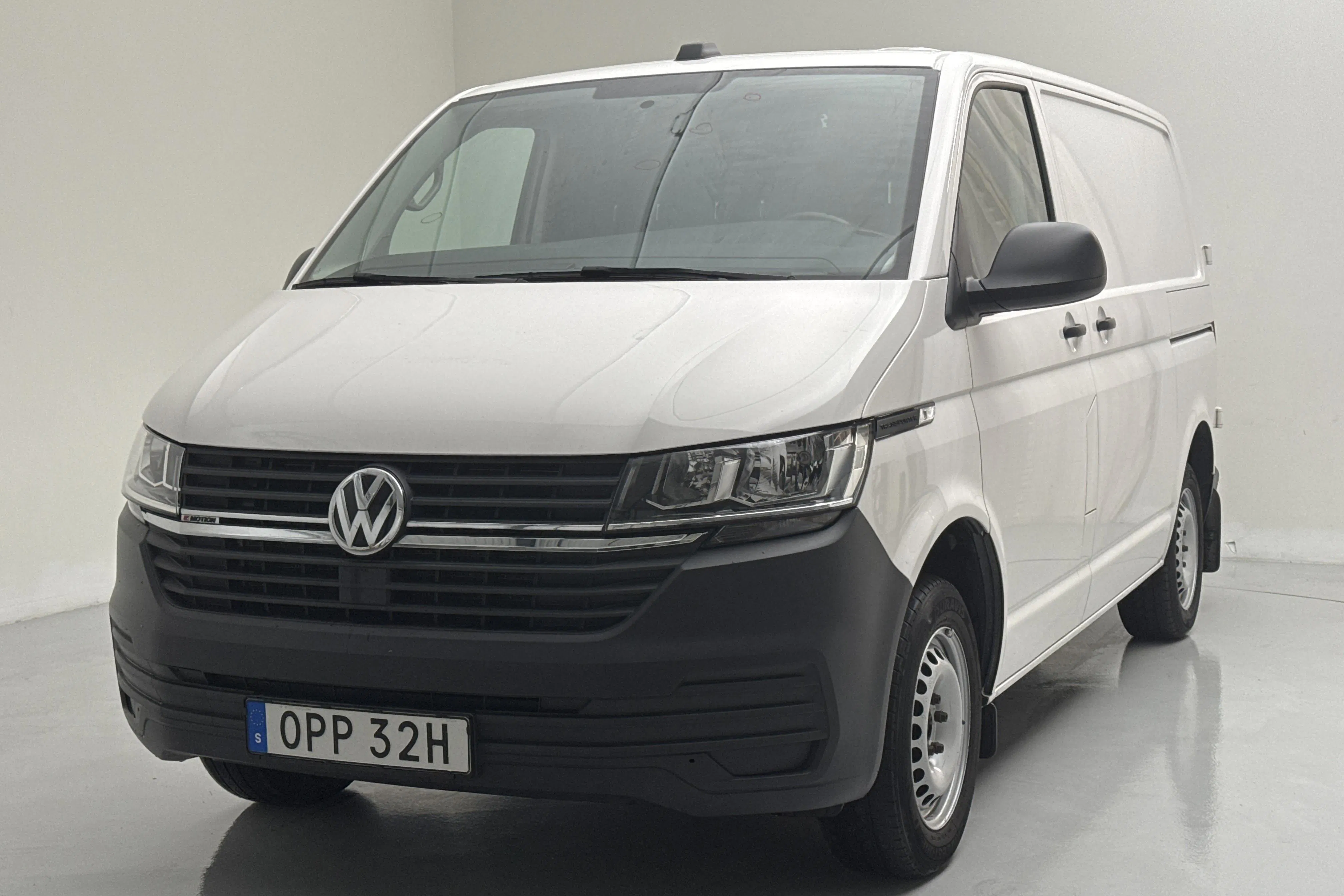Presentationsfoto 1 av 14: VW Transporter T6 2.0 TDI BMT Skåp 4MOTION (150hk) - 9 850 mil - Automat - vit - 2021