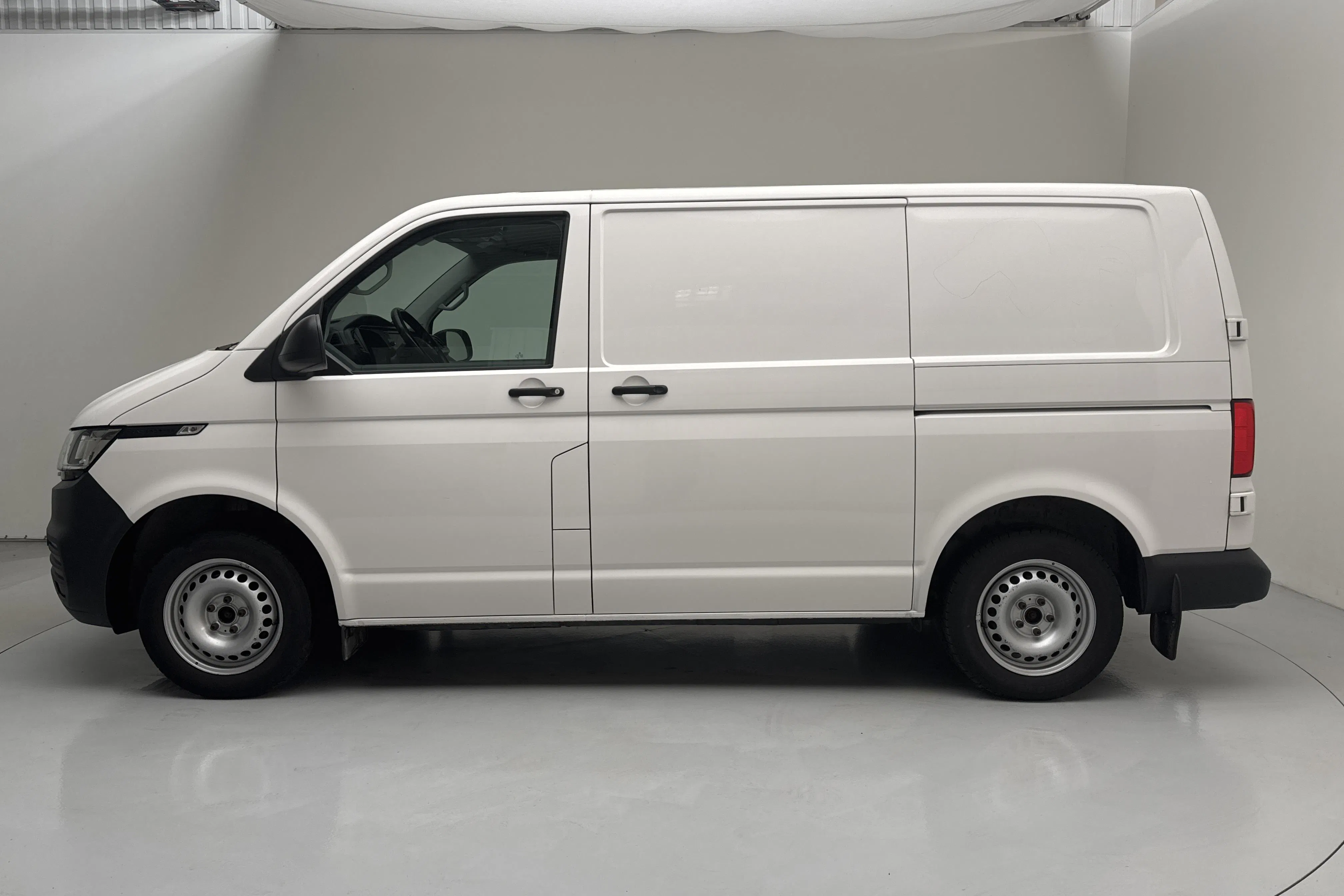 Presentationsfoto 2 av 14: VW Transporter T6 2.0 TDI BMT Skåp 4MOTION (150hk) - 9 850 mil - Automat - vit - 2021