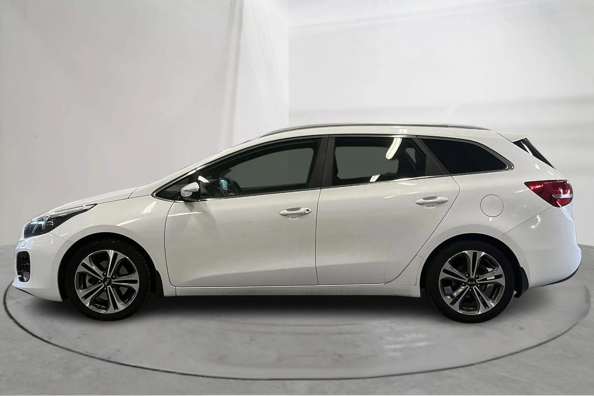 Presentation photo 2 of 15: KIA Cee'd 1.6 CRDi SW (136hk) - 159 350 km - Manual - white - 2016