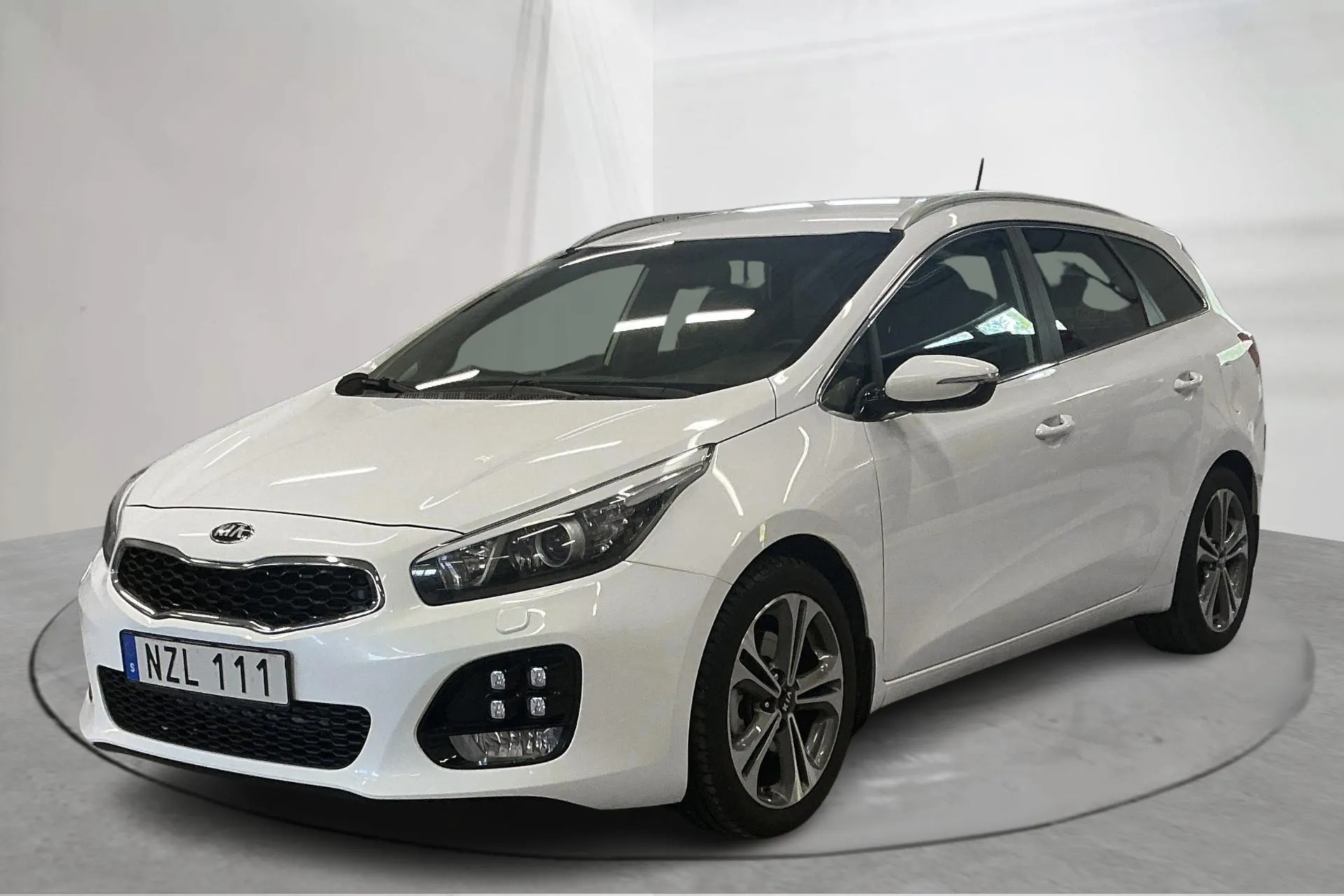 Presentation photo 1 of 15: KIA Cee'd 1.6 CRDi SW (136hk) - 159 350 km - Manual - white - 2016
