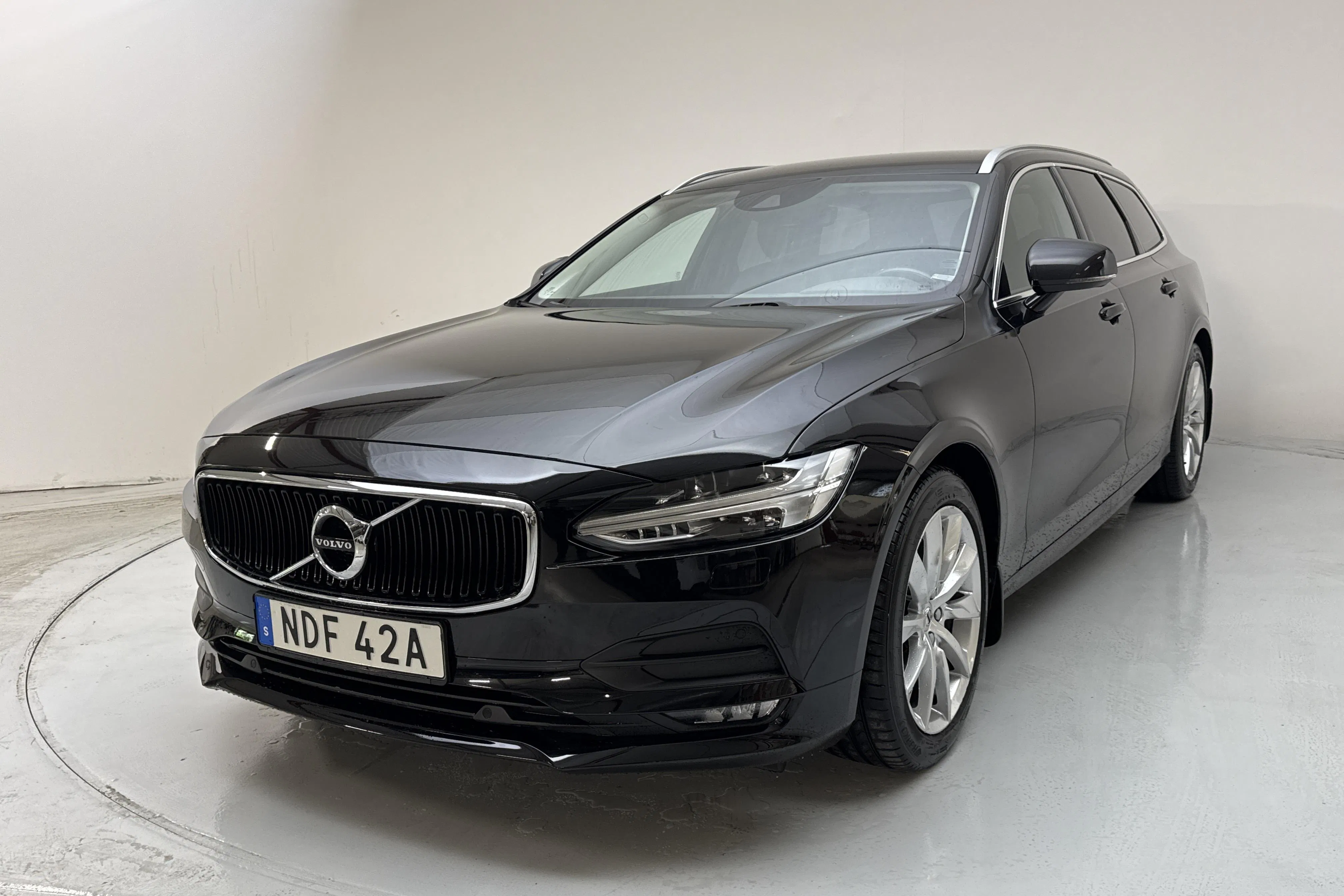 Presentationsfoto 1 av 15: Volvo V90 T4 (190hk) - 10 966 mil - Automat - svart - 2020