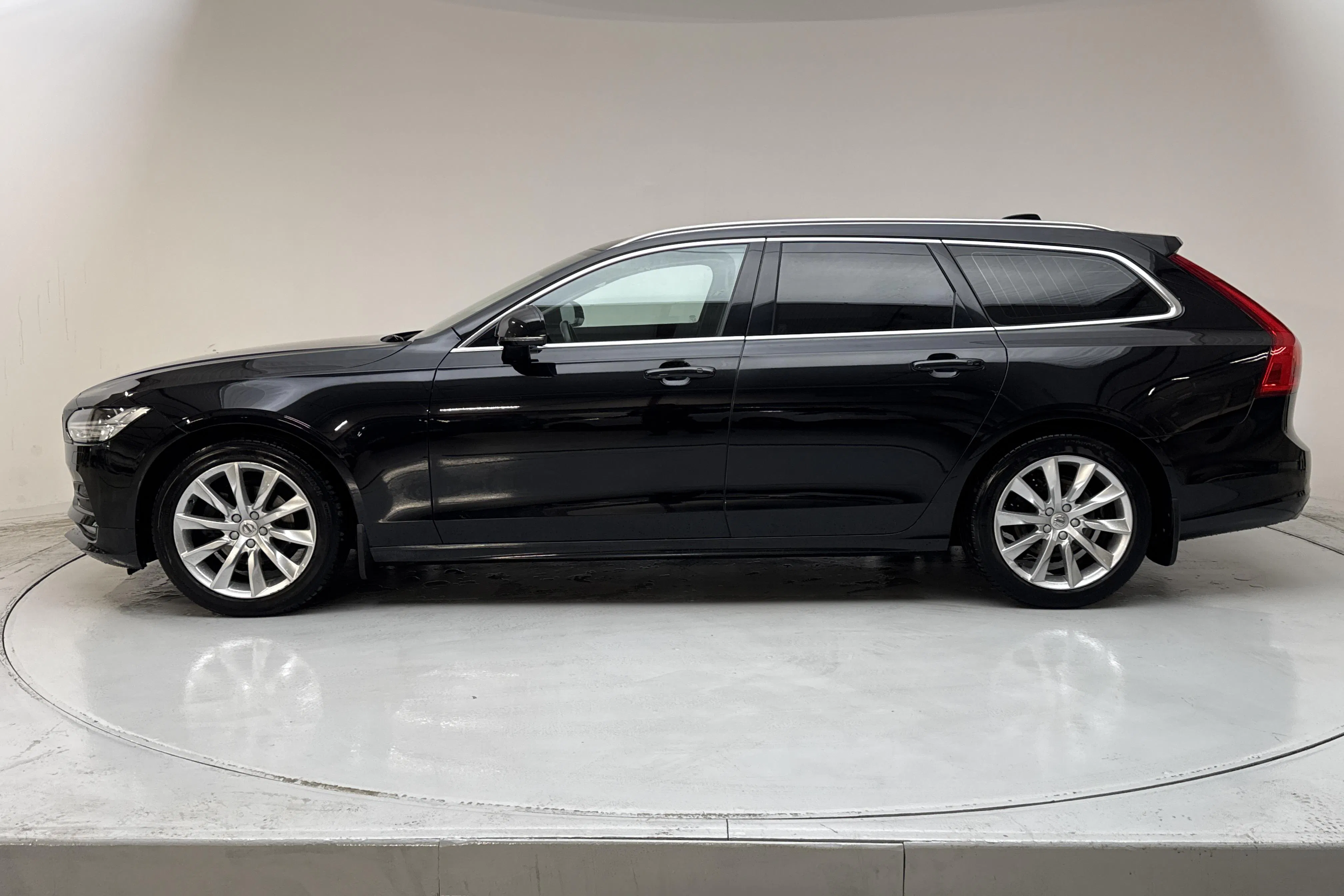 Presentationsfoto 2 av 15: Volvo V90 T4 (190hk) - 10 966 mil - Automat - svart - 2020