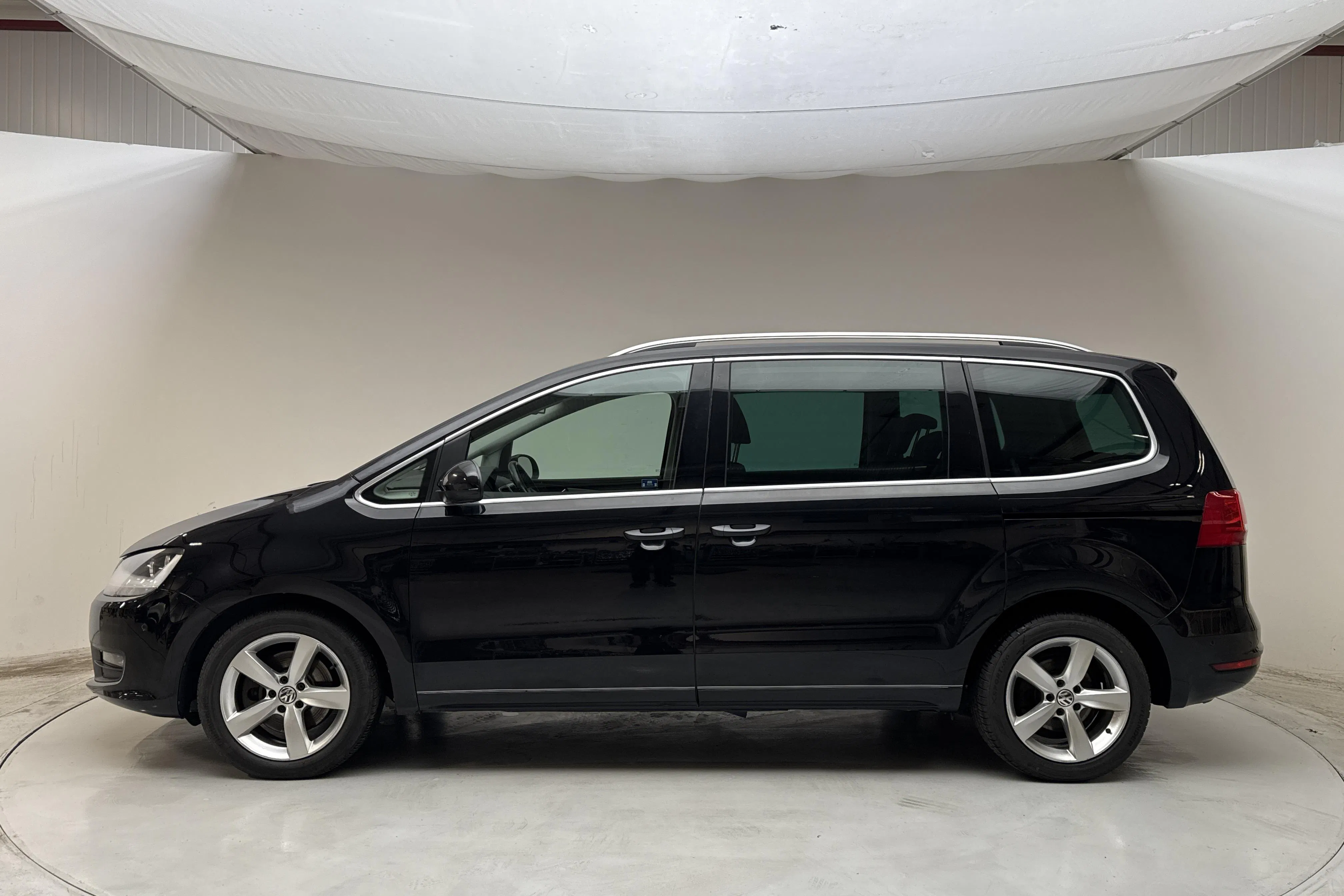 Presentation photo 2 of 16: VW Sharan 2.0 TDI BlueMotion Technology (140hk) - 203 740 km - Manual - black - 2011