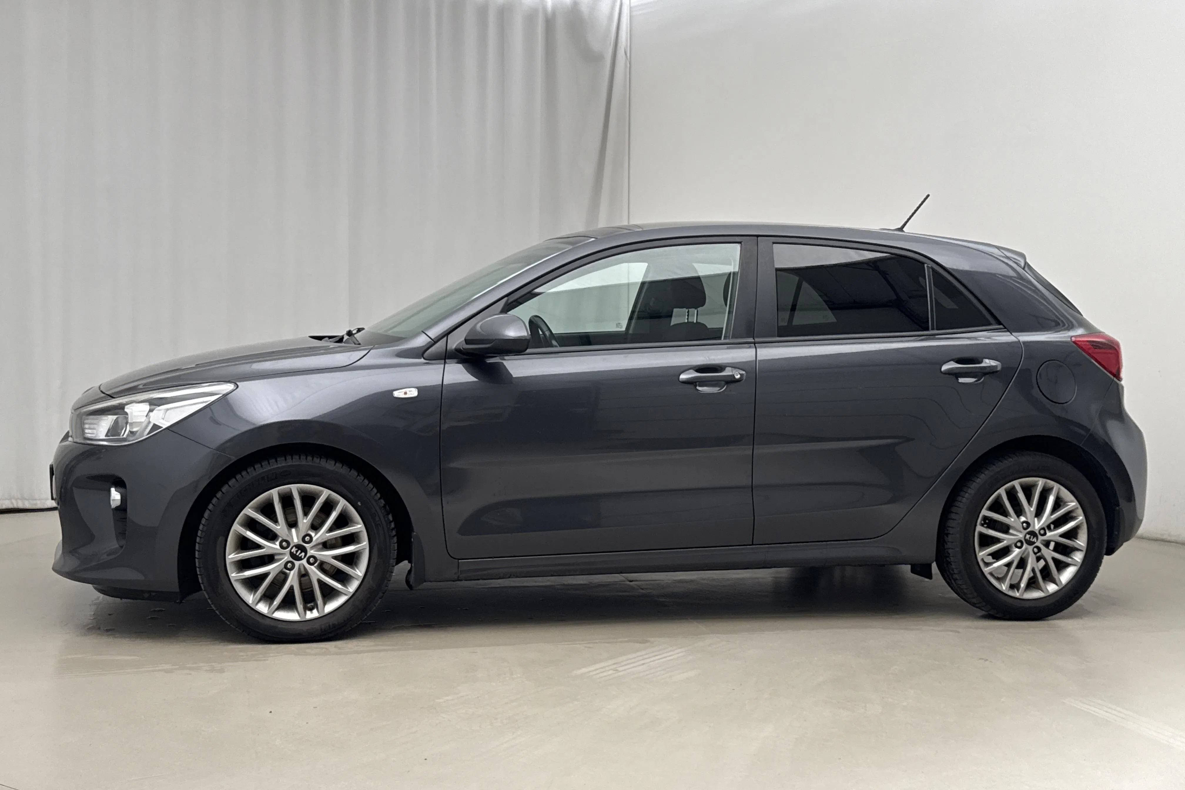 Presentation photo 2 of 16: KIA Rio 1.0 T-GDi (120hk) - 93 200 km - Automatic - gray - 2019