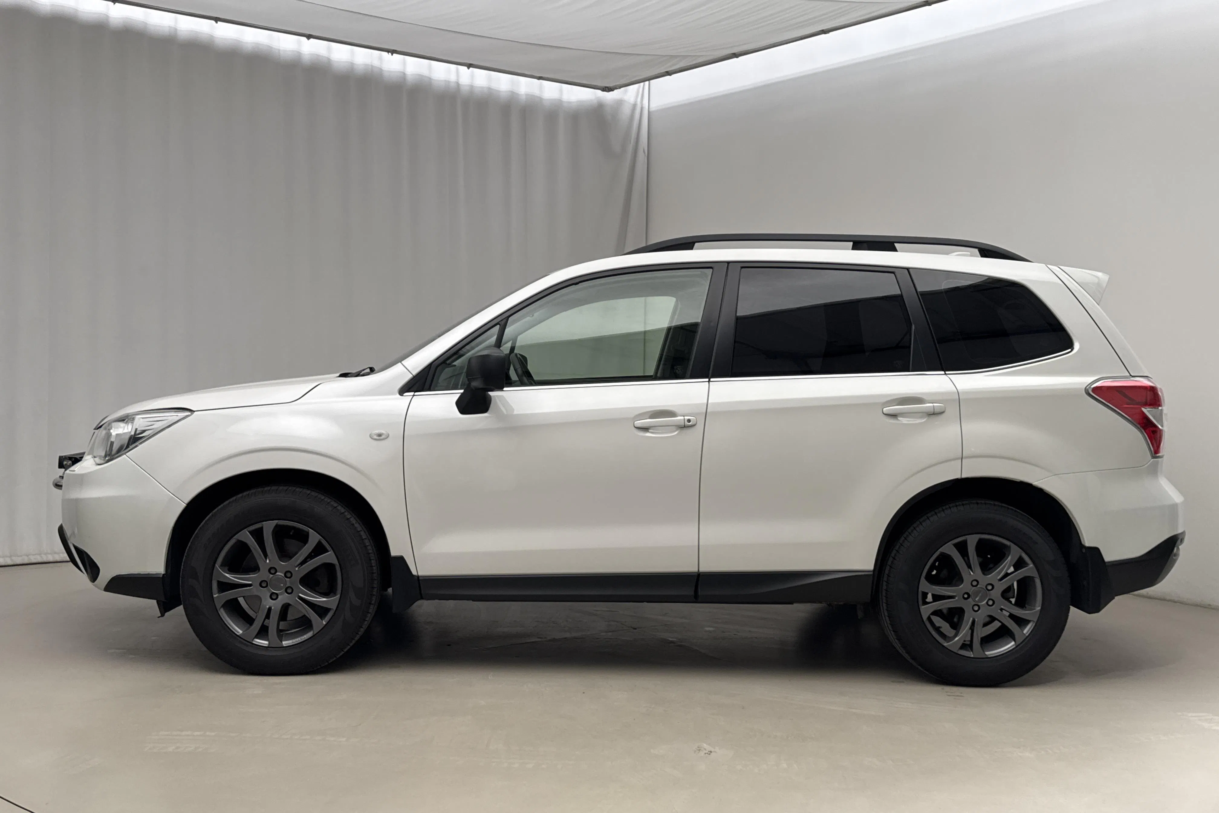 Presentationsfoto 2 av 19: Subaru Forester 2.0D (147hk) - 19 464 mil - Automat - vit - 2015
