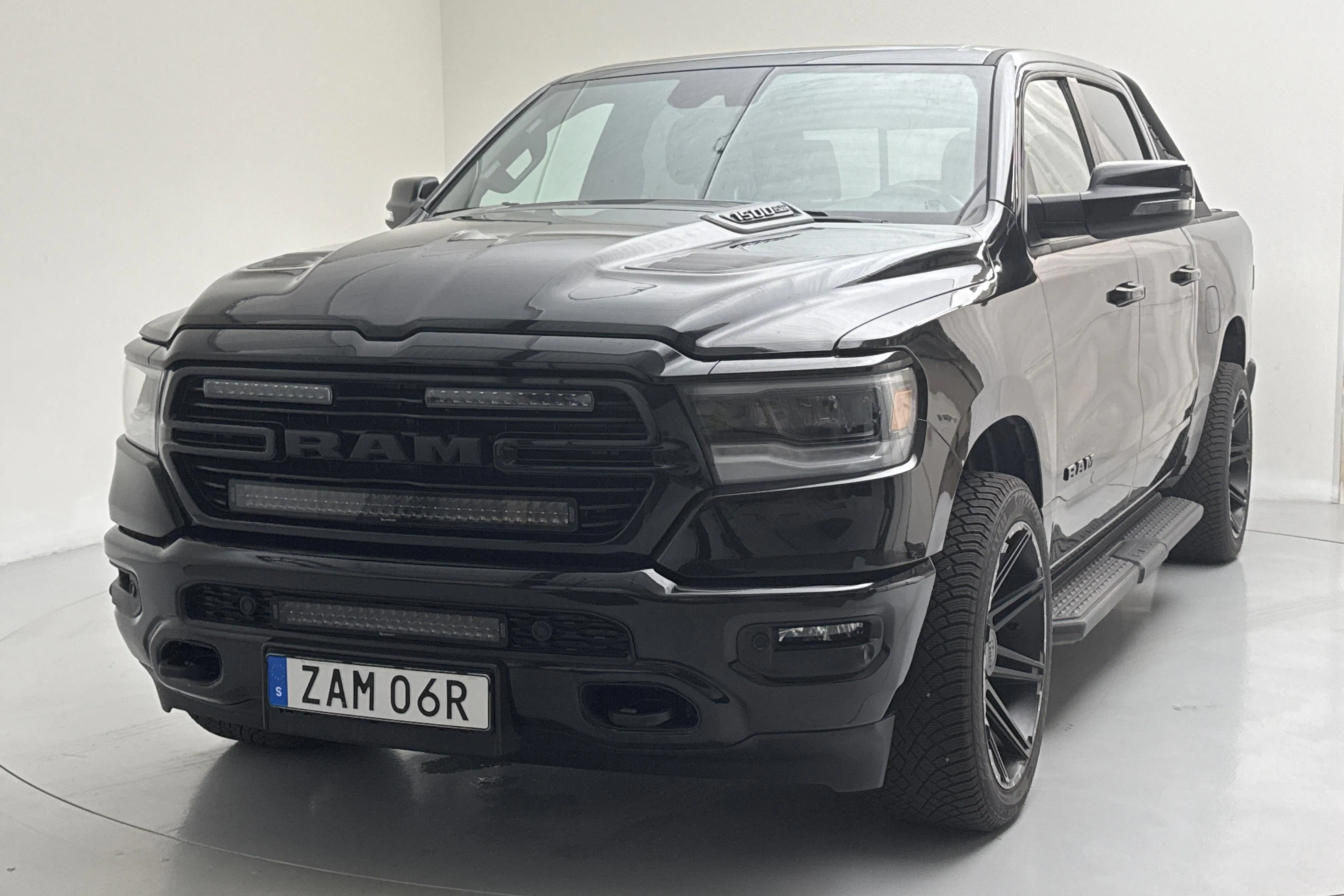 Presentation photo 1 of 14: Dodge RAM 1500 5.7 (395hk) - 16 920 km - Automatic - black - 2023