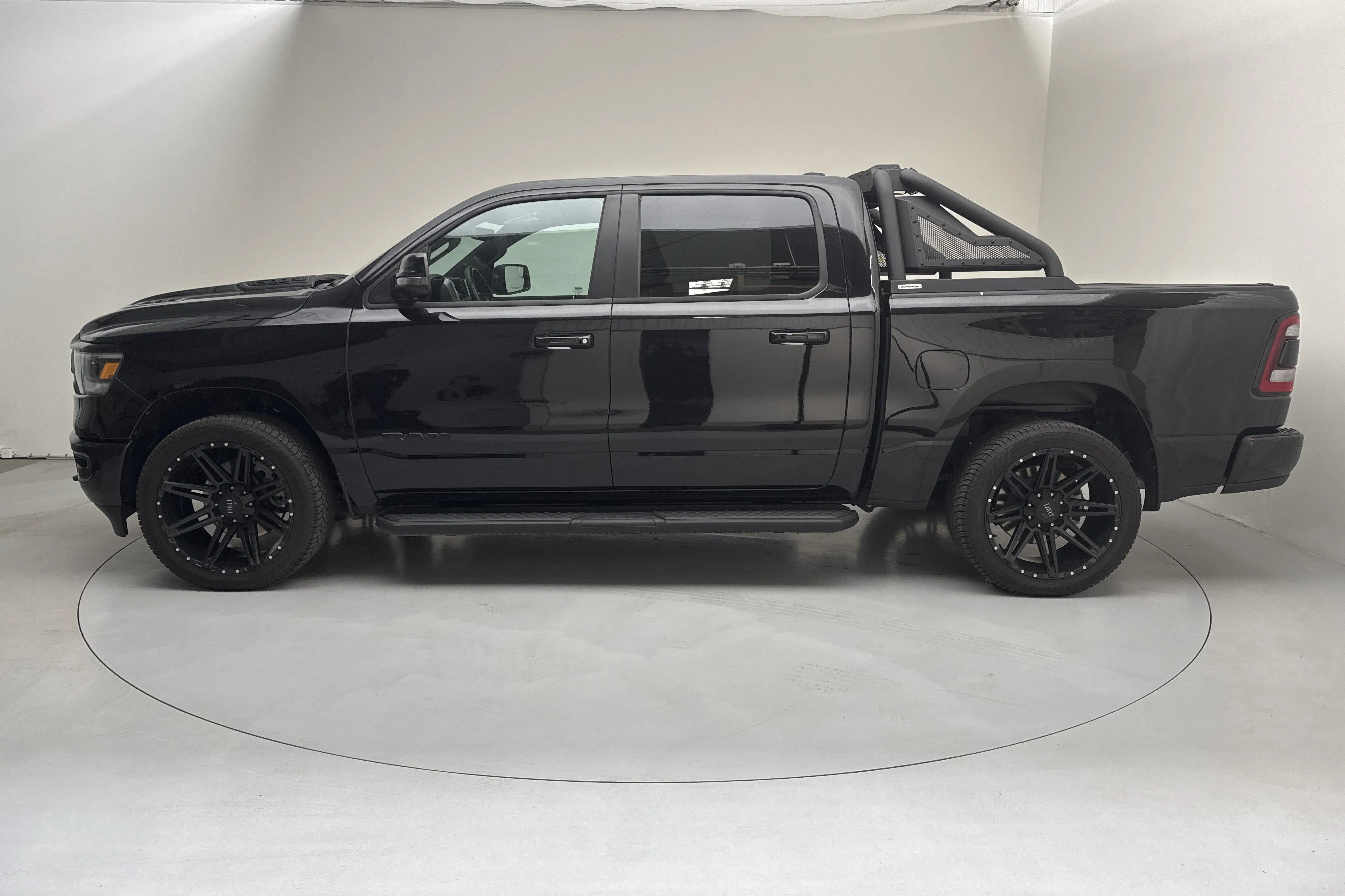 Presentation photo 2 of 14: Dodge RAM 1500 5.7 (395hk) - 16 920 km - Automatic - black - 2023