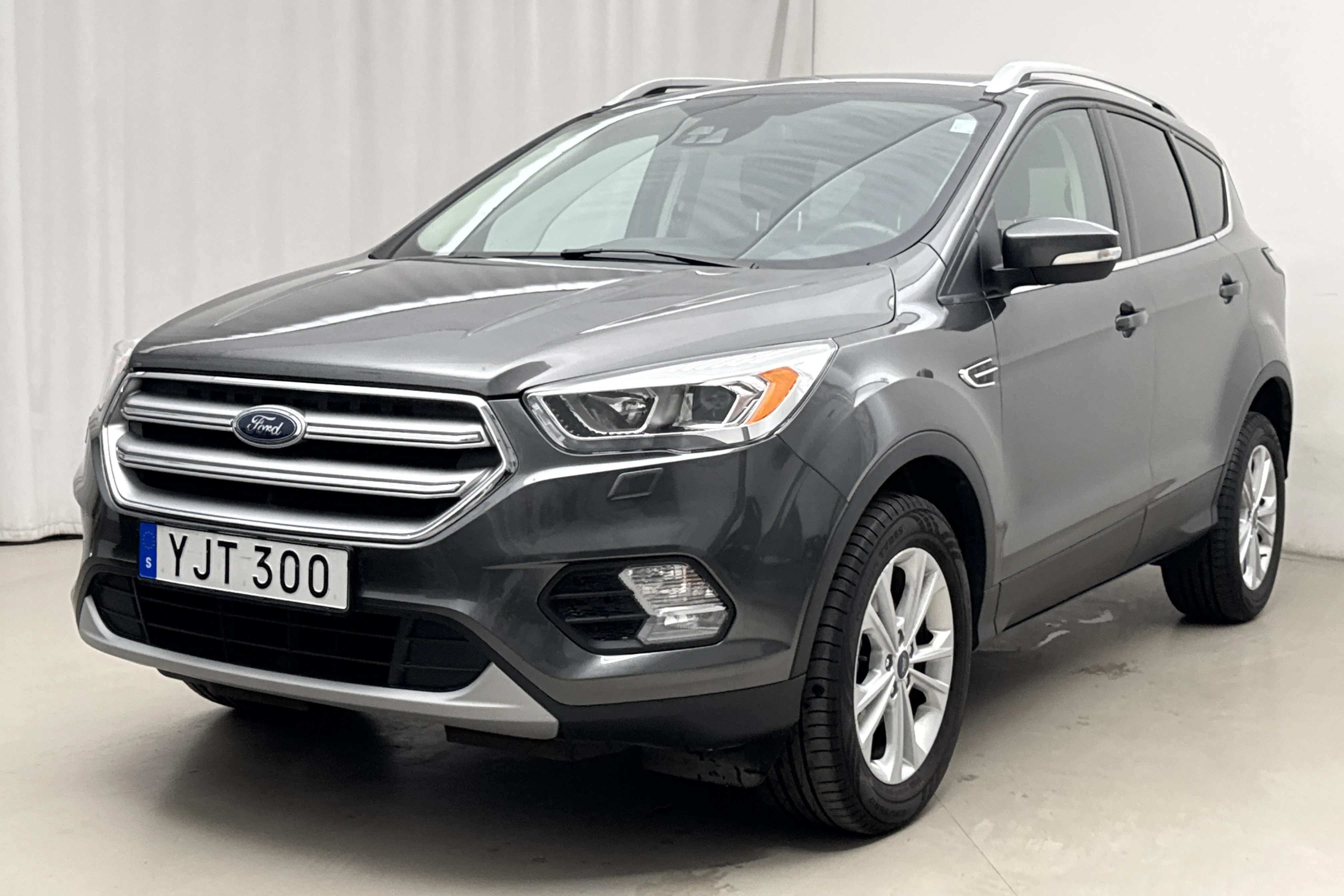 Presentationsfoto 1 av 17: Ford Kuga 1.5 EcoBoost 2WD (150hk) - 12 200 mil - Manuell - grå - 2017