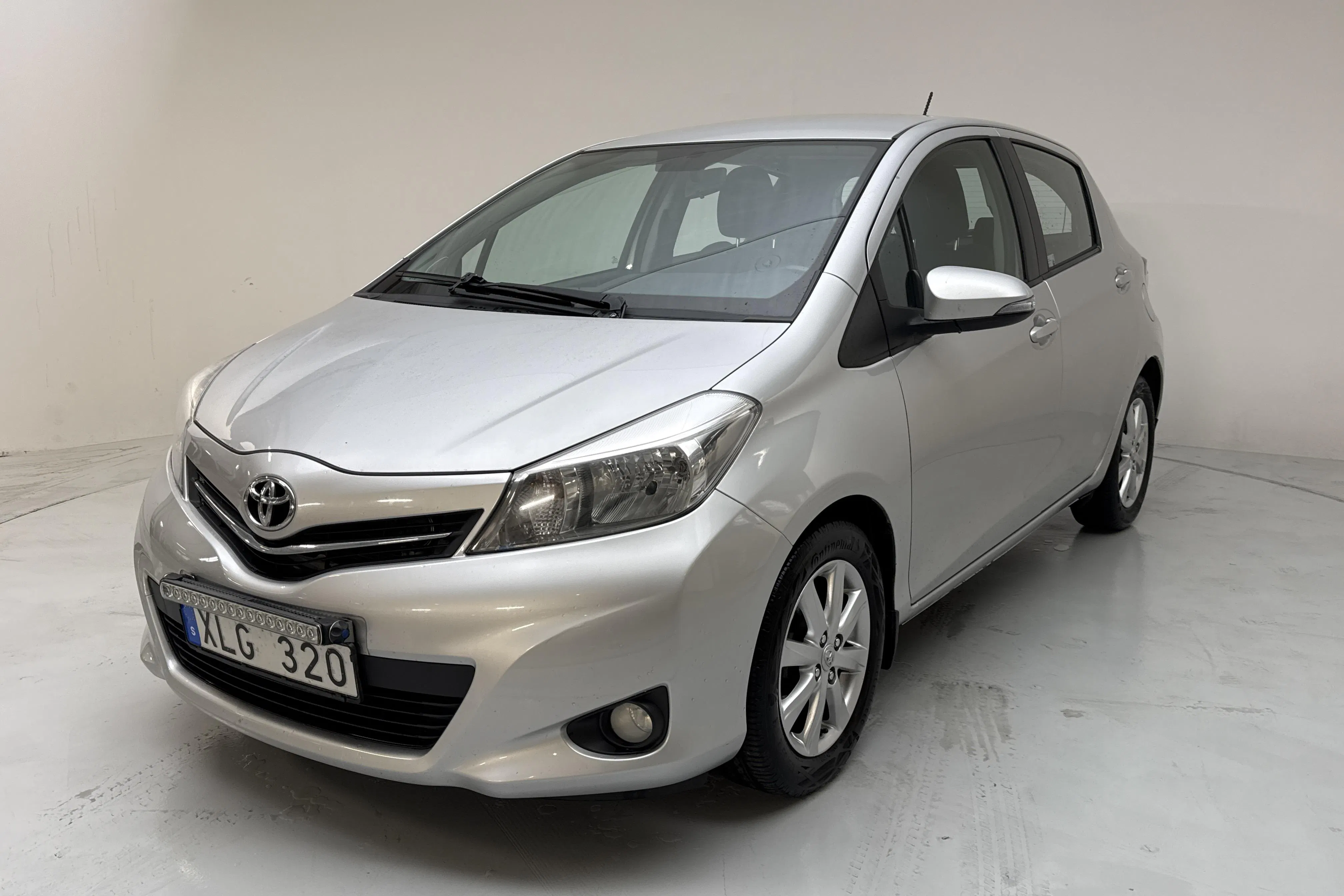 Presentationsfoto 1 av 13: Toyota Yaris 1.4 D-4D 5dr (90hk) - 13 242 mil - Automat - silver - 2012
