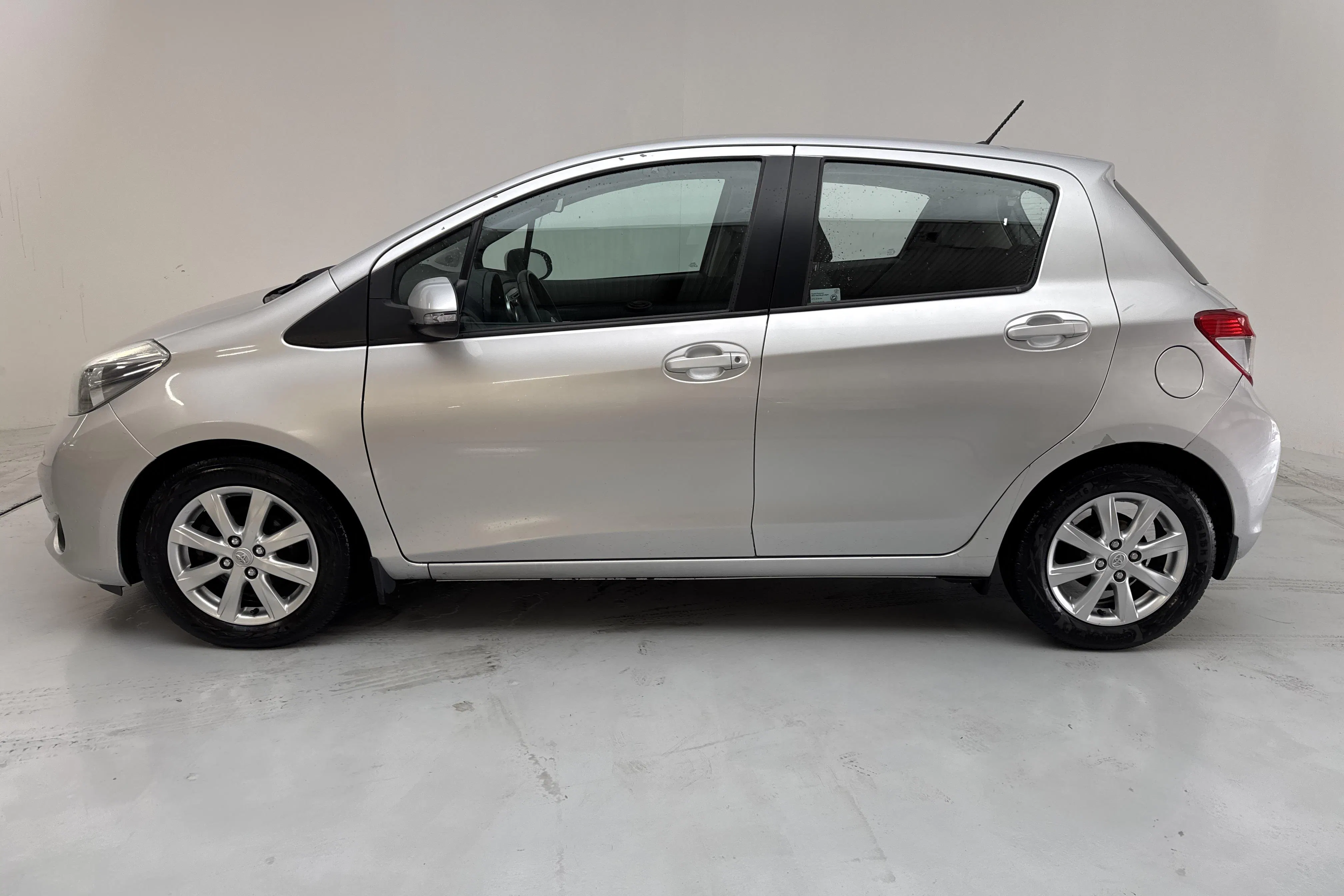 Presentationsfoto 2 av 13: Toyota Yaris 1.4 D-4D 5dr (90hk) - 13 242 mil - Automat - silver - 2012