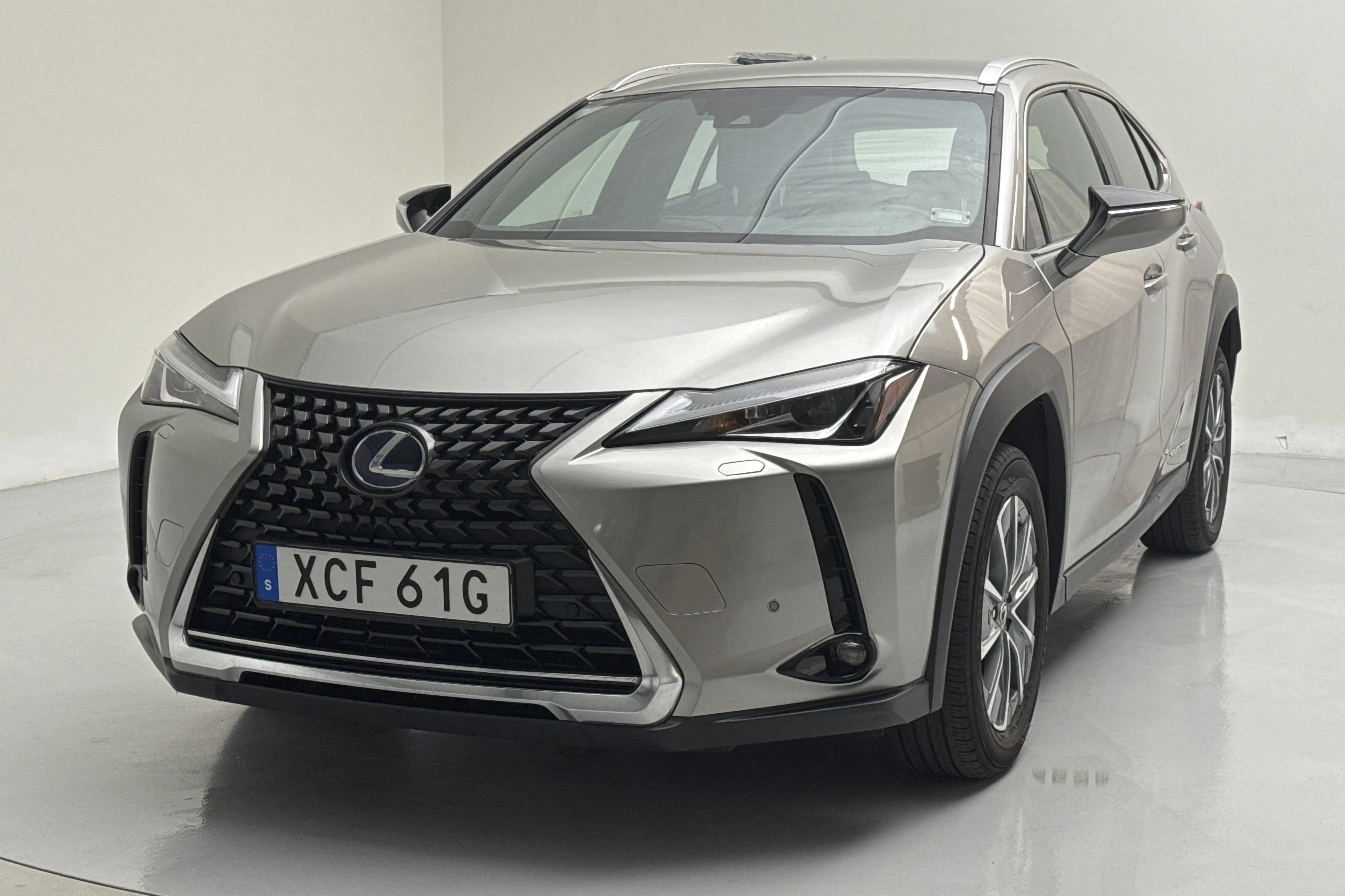 Presentation photo 1 of 15: Lexus UX 300e (204hk) - 41 330 km - Automatic - light grey - 2022