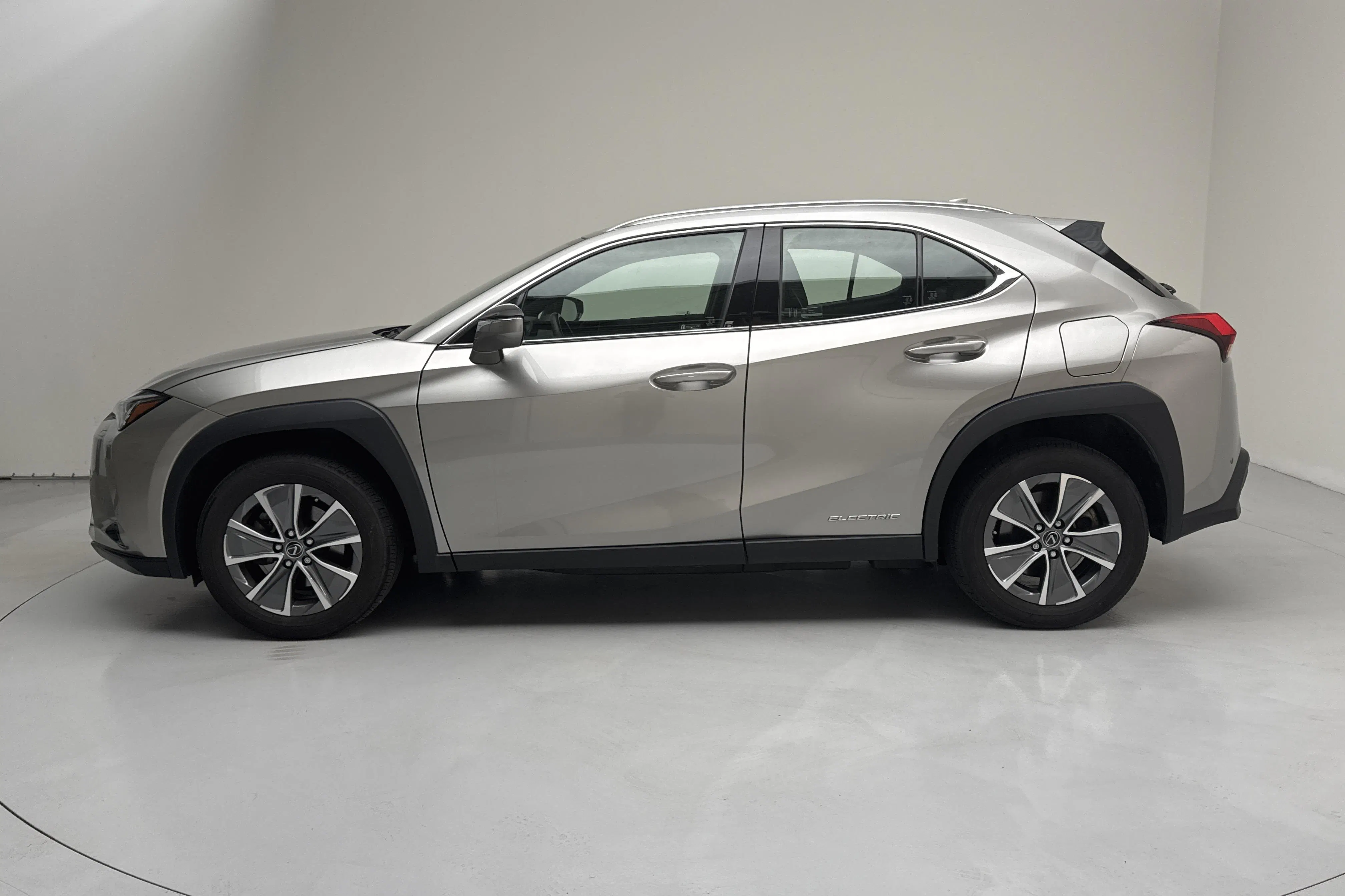 Presentation photo 2 of 15: Lexus UX 300e (204hk) - 41 330 km - Automatic - light grey - 2022