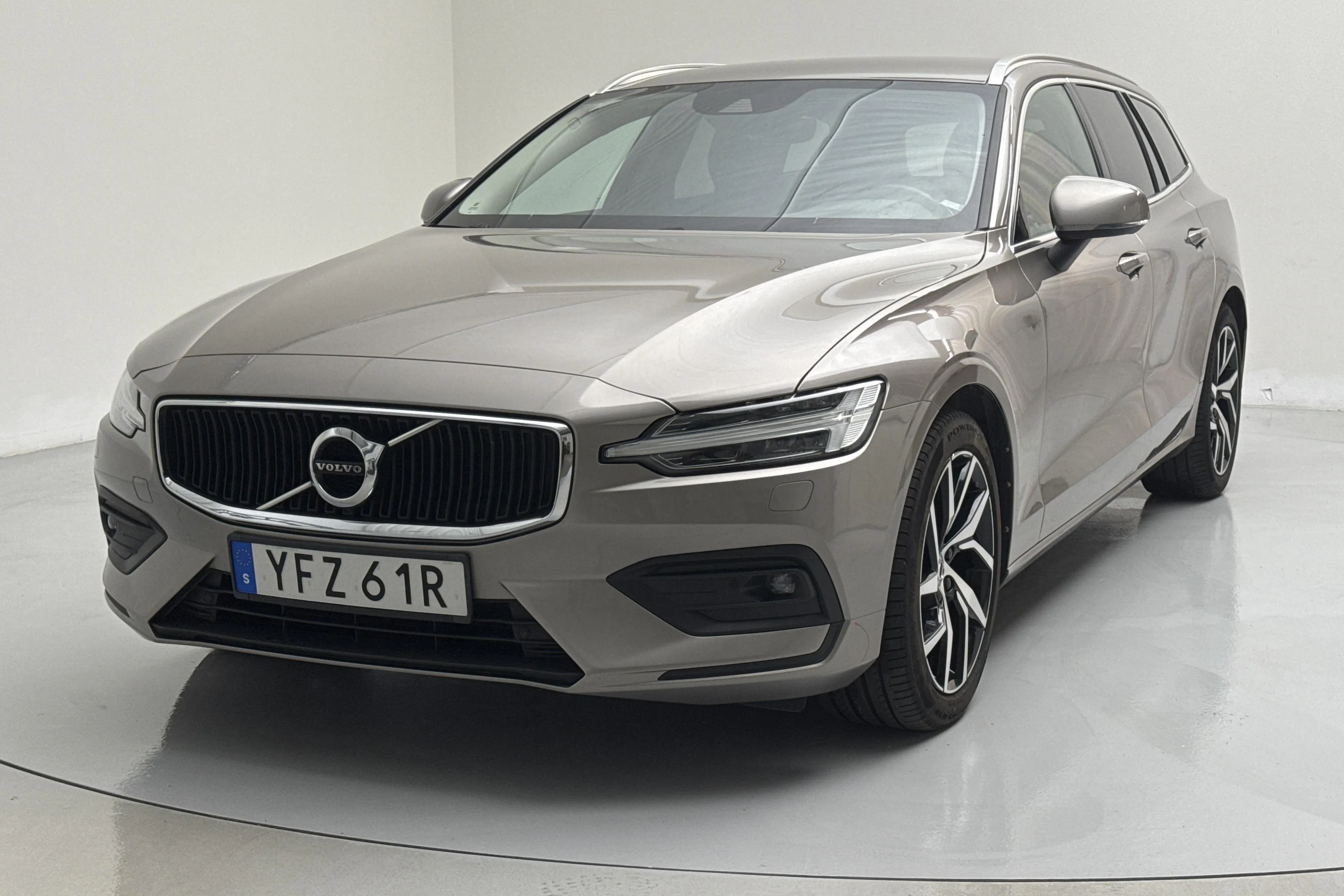 Presentationsfoto 1 av 16: Volvo V60 D4 AWD (190hk) - 12 318 mil - Automat - grå - 2019