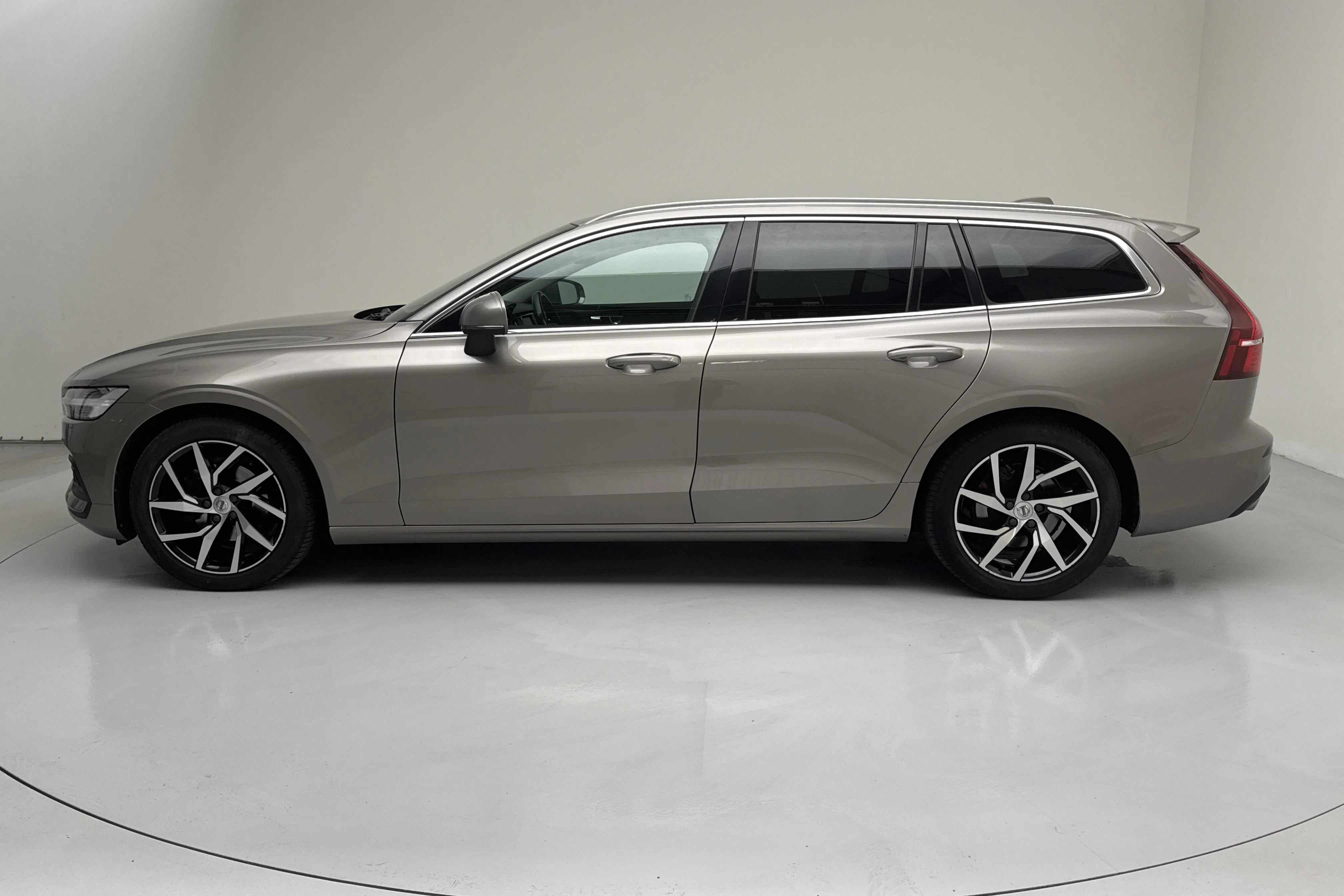 Presentationsfoto 2 av 16: Volvo V60 D4 AWD (190hk) - 12 318 mil - Automat - grå - 2019