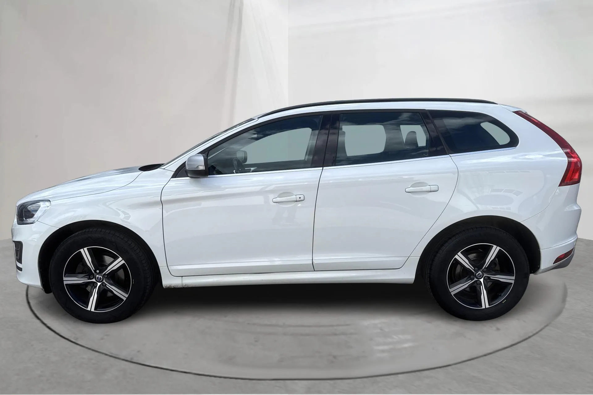 Presentation photo 2 of 15: Volvo XC60 D3 2WD (150hk) - 14 350 Scandinavian mile - Manual - white - 2017