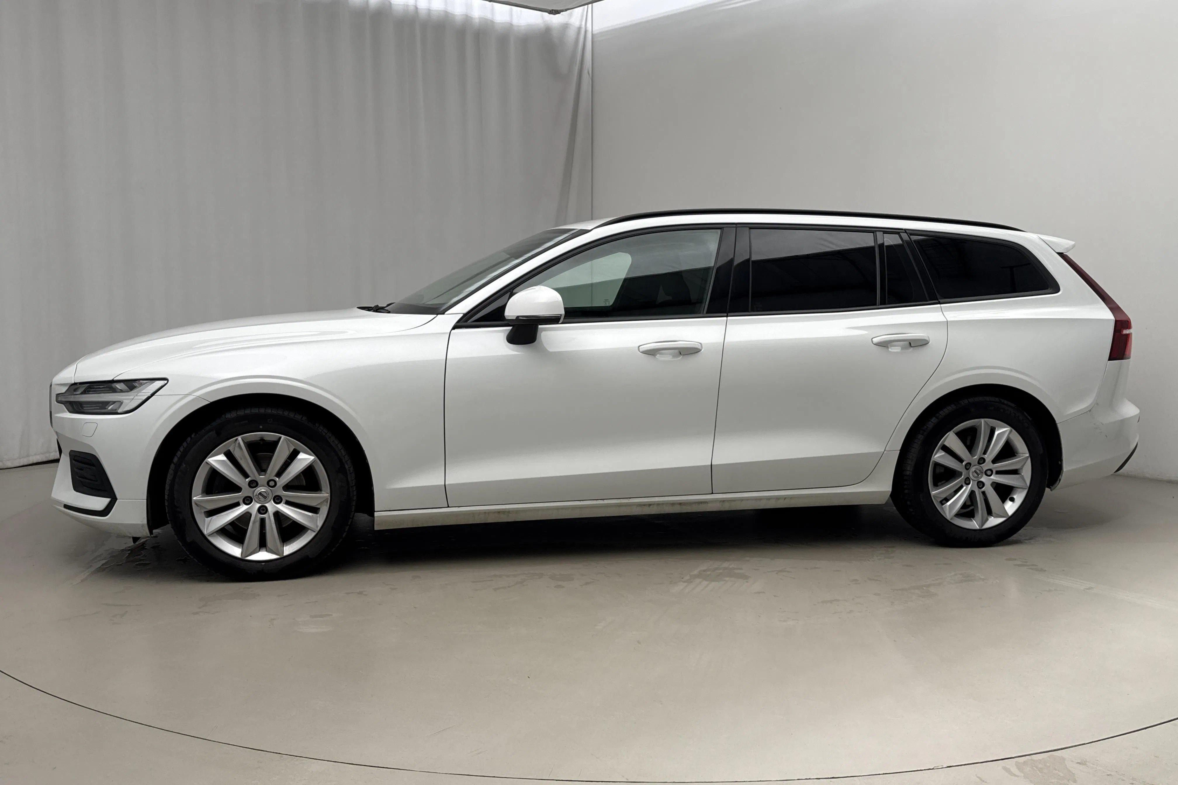 Presentationsfoto 2 av 18: Volvo V60 D3 (150hk) - 15 137 mil - Automat - vit - 2020