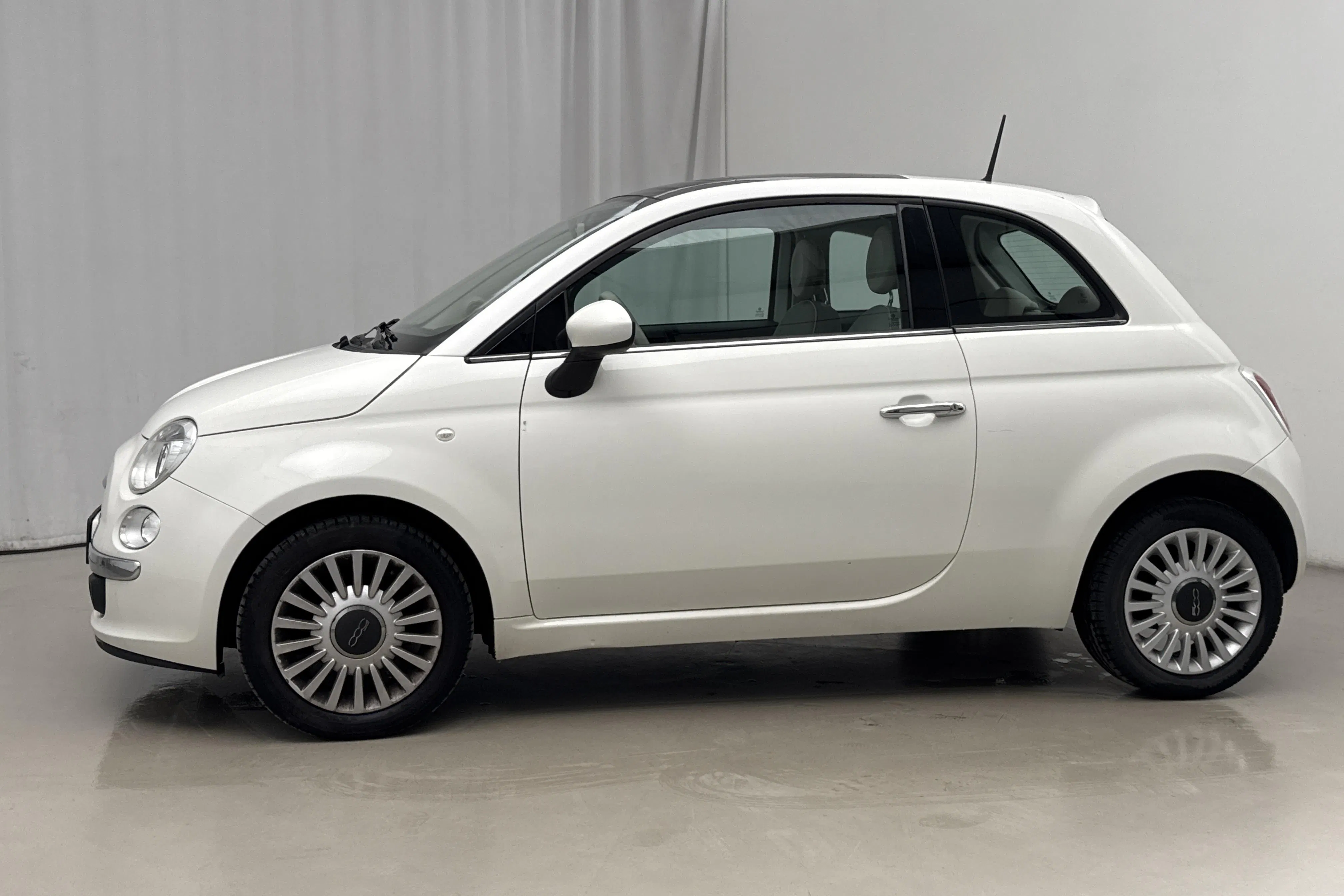 Presentationsfoto 2 av 18: Fiat 500 1.2 (69hk) - 10 902 mil - Manuell - vit - 2014