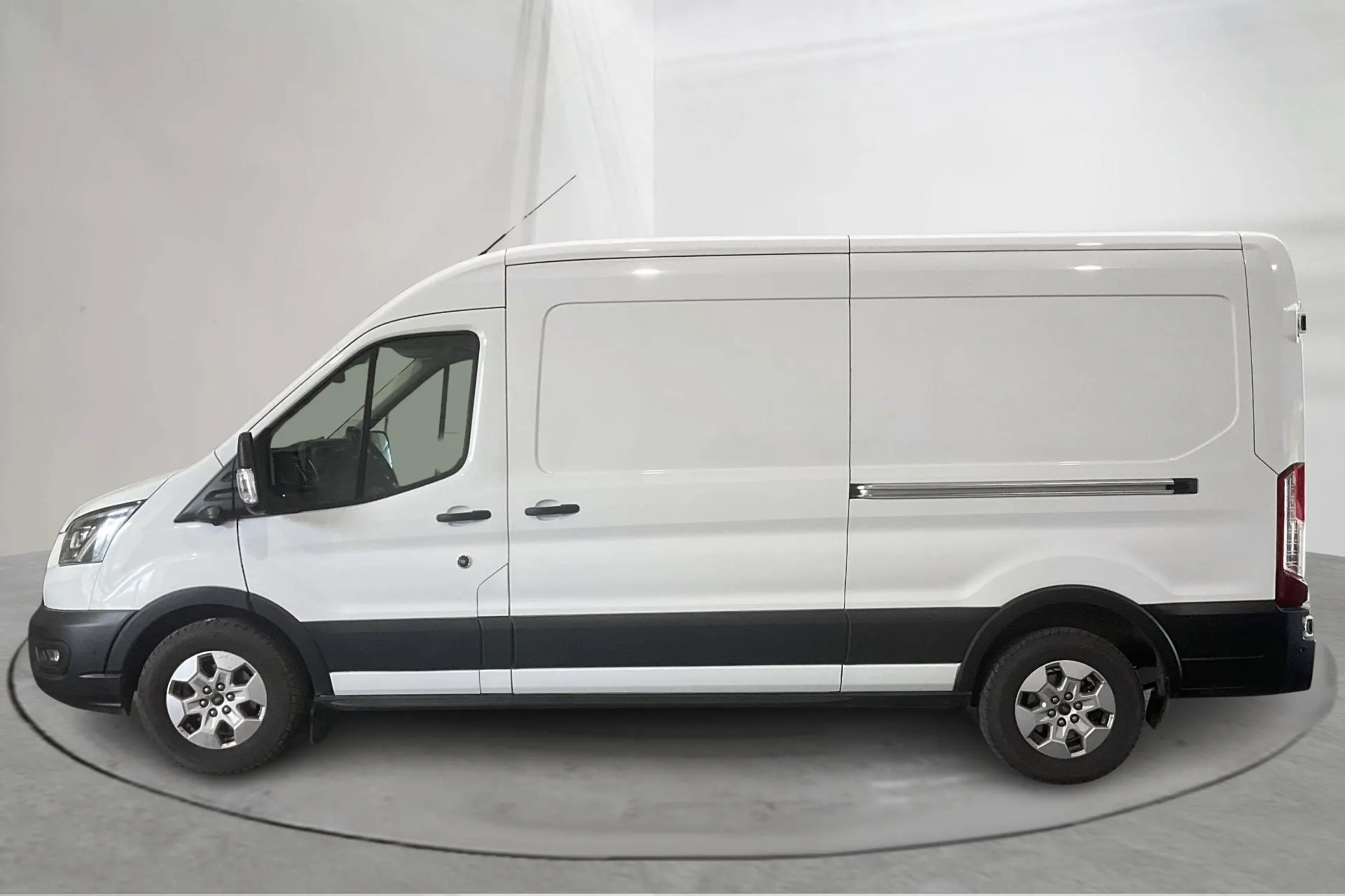 Presentationsfoto 2 av 14: Ford Transit 350 2.0 TDCi 2WD Skåp (165hk) - 5 432 mil - Automat - vit - 2024