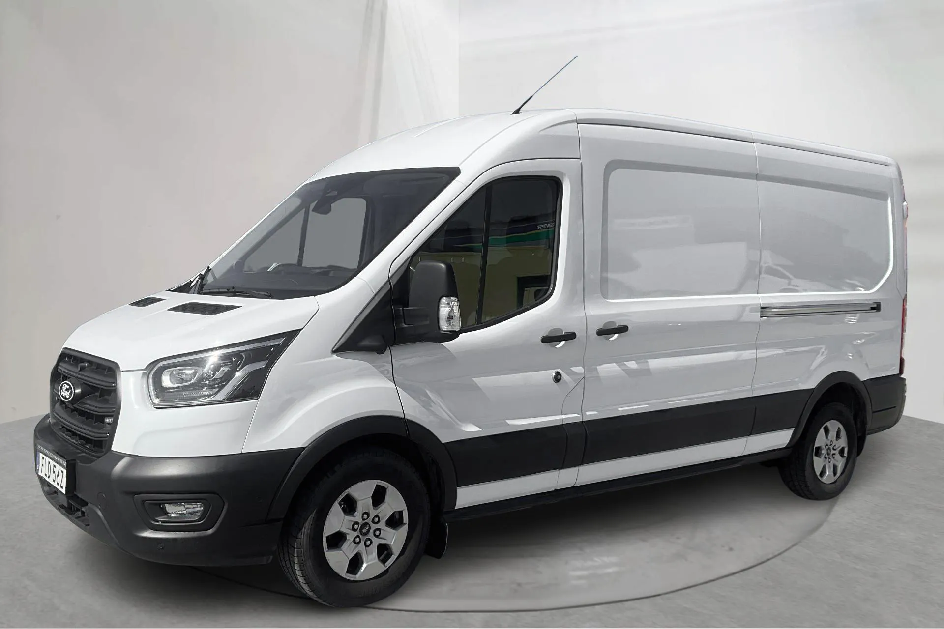 Presentationsfoto 1 av 21: Ford Transit 350 2.0 TDCi 2WD Skåp (165hk) - 5 502 mil - Automat - vit - 2024