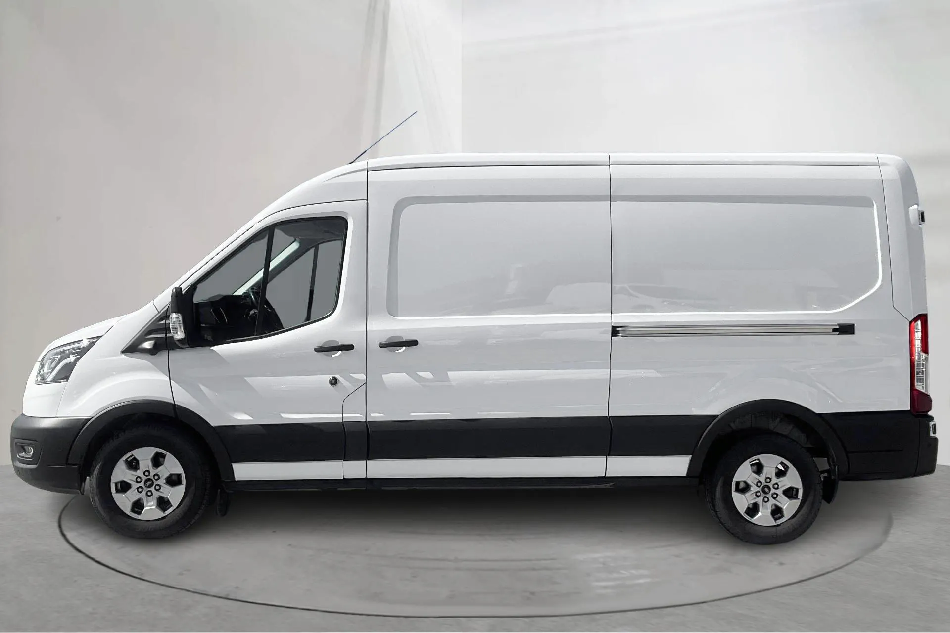 Presentationsfoto 2 av 21: Ford Transit 350 2.0 TDCi 2WD Skåp (165hk) - 5 502 mil - Automat - vit - 2024
