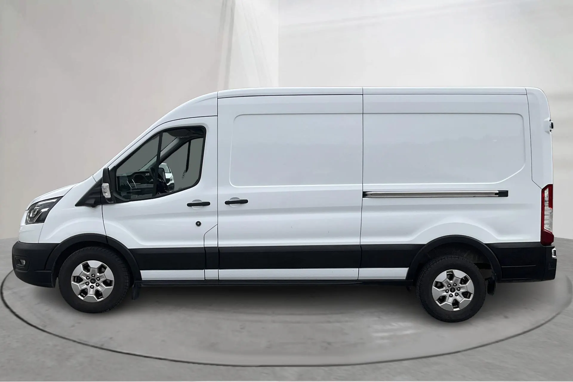Presentation photo 2 of 16: Ford Transit 350 2.0 TDCi 2WD Skåp (165hk) - 36 930 km - Automatic - white - 2024