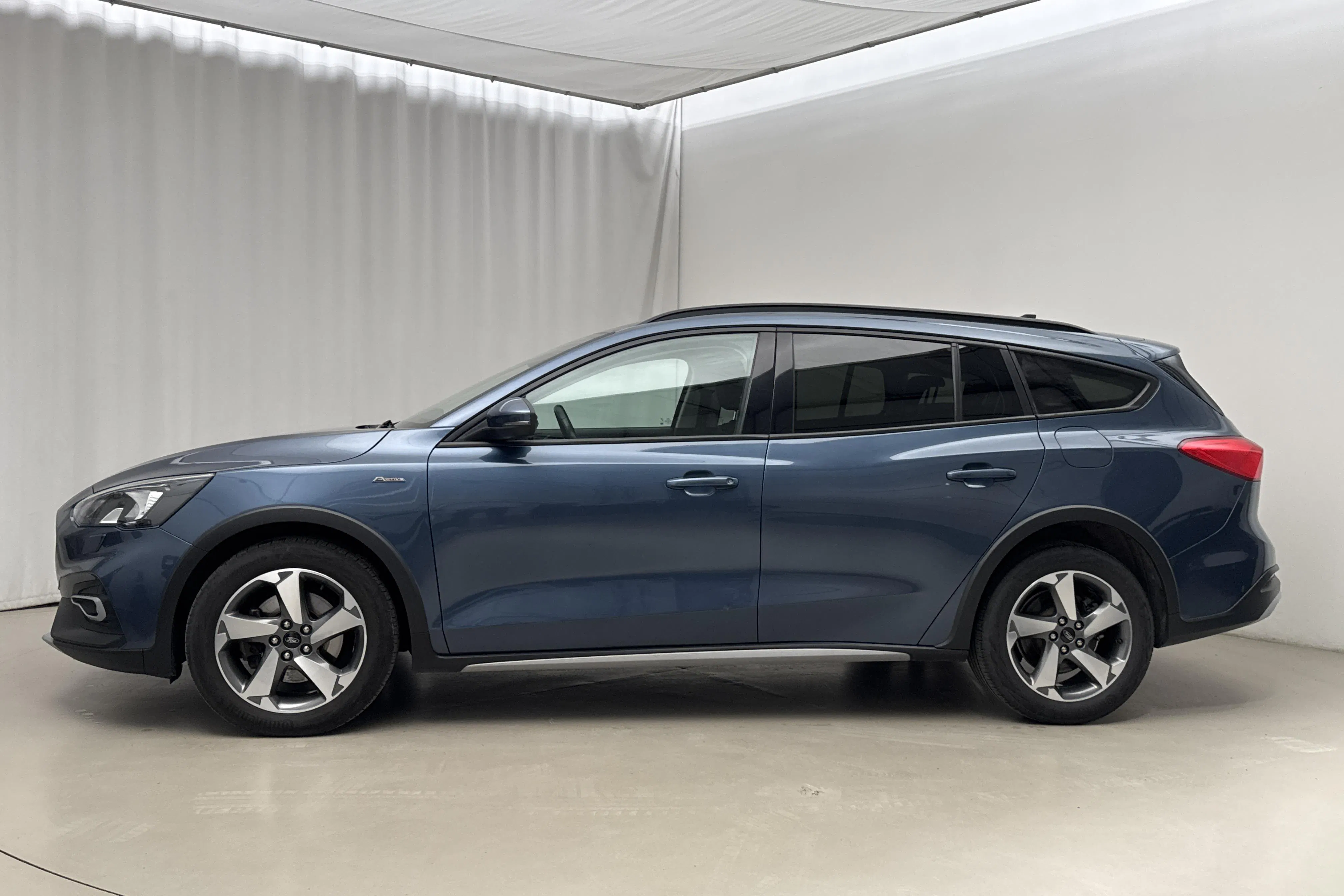 Presentationsfoto 2 av 18: Ford Focus Active 1.0 EcoBoost (125hk) - 8 900 mil - Automat - blå - 2021