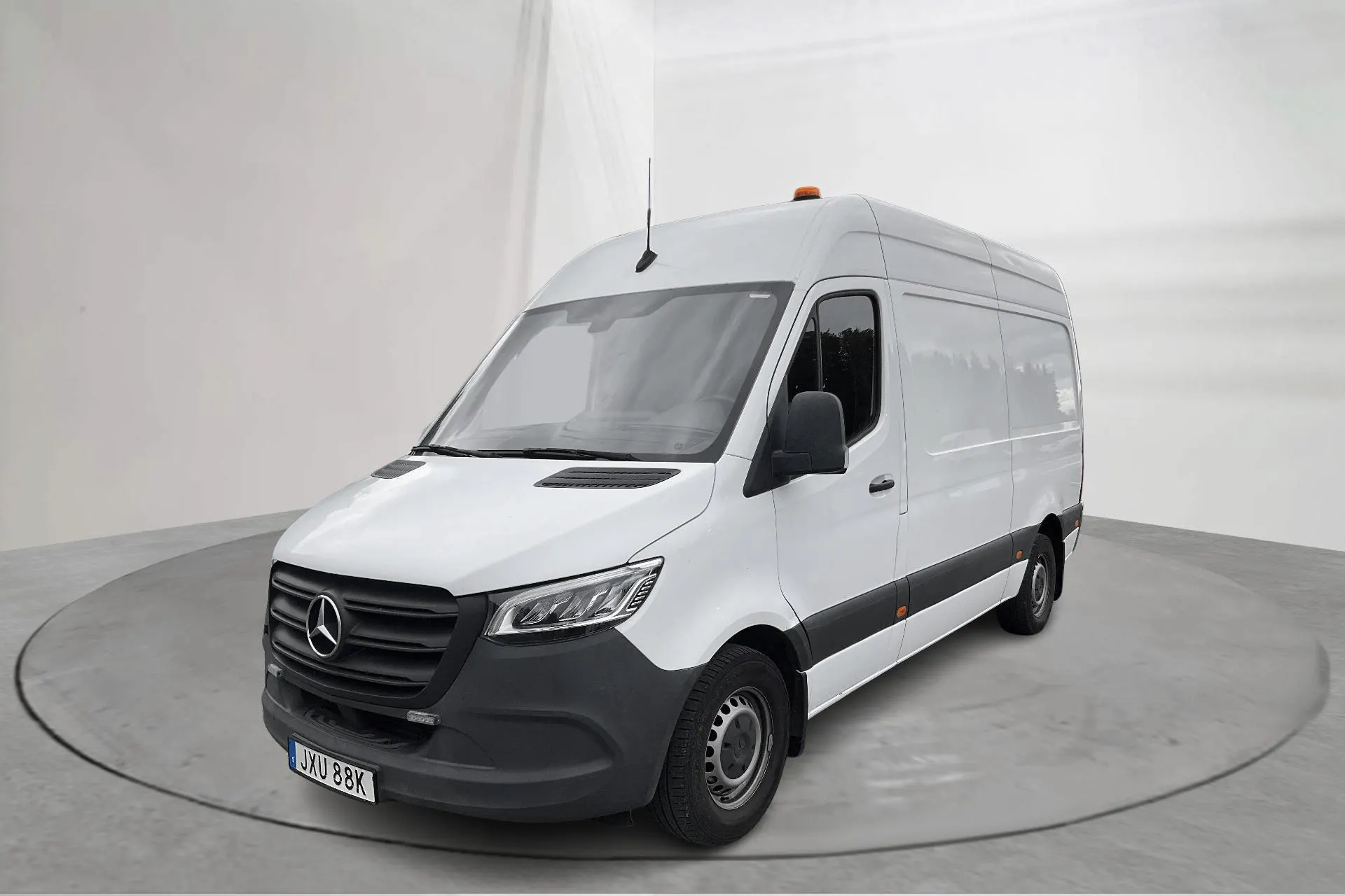 Presentationsfoto 1 av 15: Mercedes Sprinter 317 CDI Skåp RWD (170hk) - 13 125 mil - Automat - vit - 2022