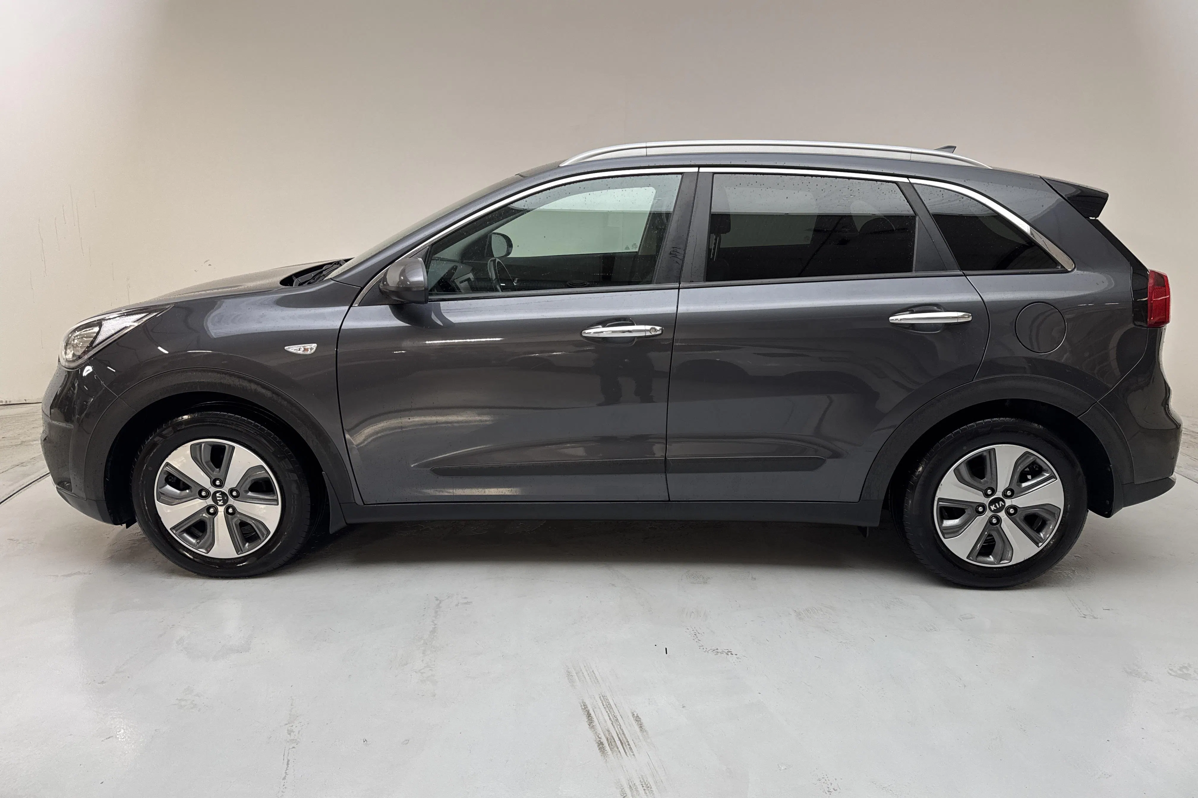 Presentationsfoto 2 av 14: KIA Niro Hybrid 1.6 (141hk) - 19 477 mil - Automat - grå - 2017