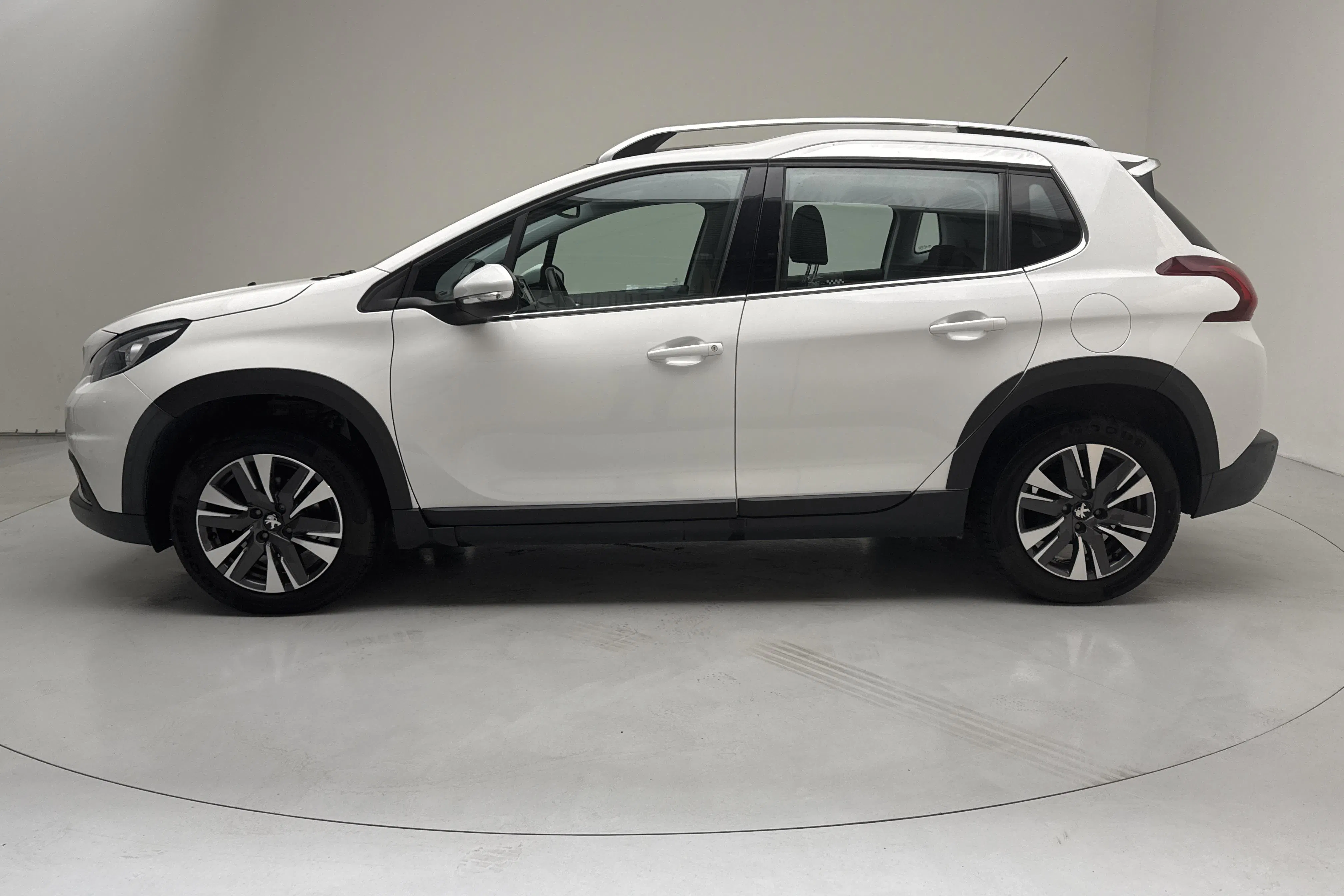 Presentation photo 2 of 13: Peugeot 2008 1.2 VTi (82hk) - 94 770 km - Manual - white - 2016