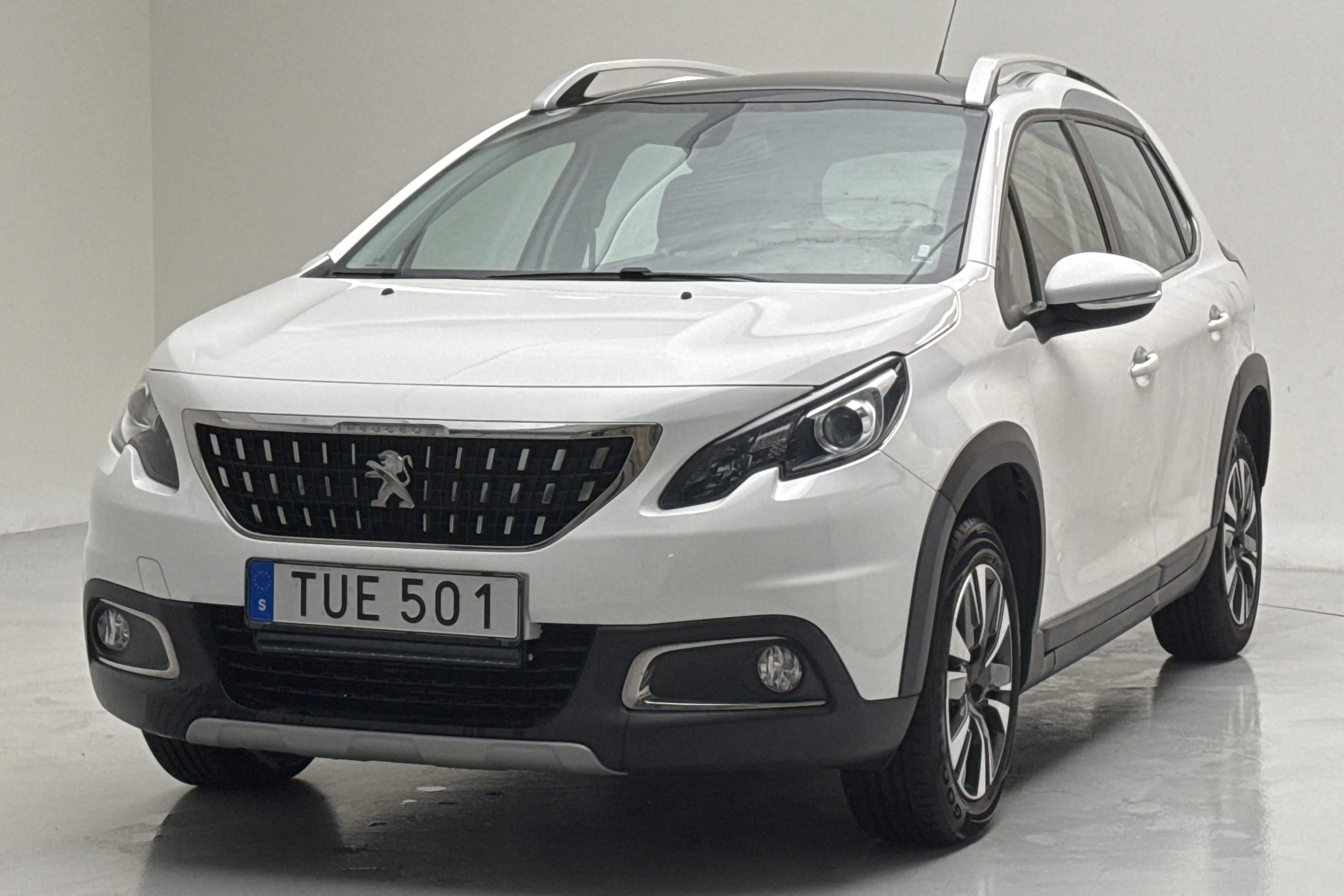 Presentation photo 1 of 13: Peugeot 2008 1.2 VTi (82hk) - 94 770 km - Manual - white - 2016