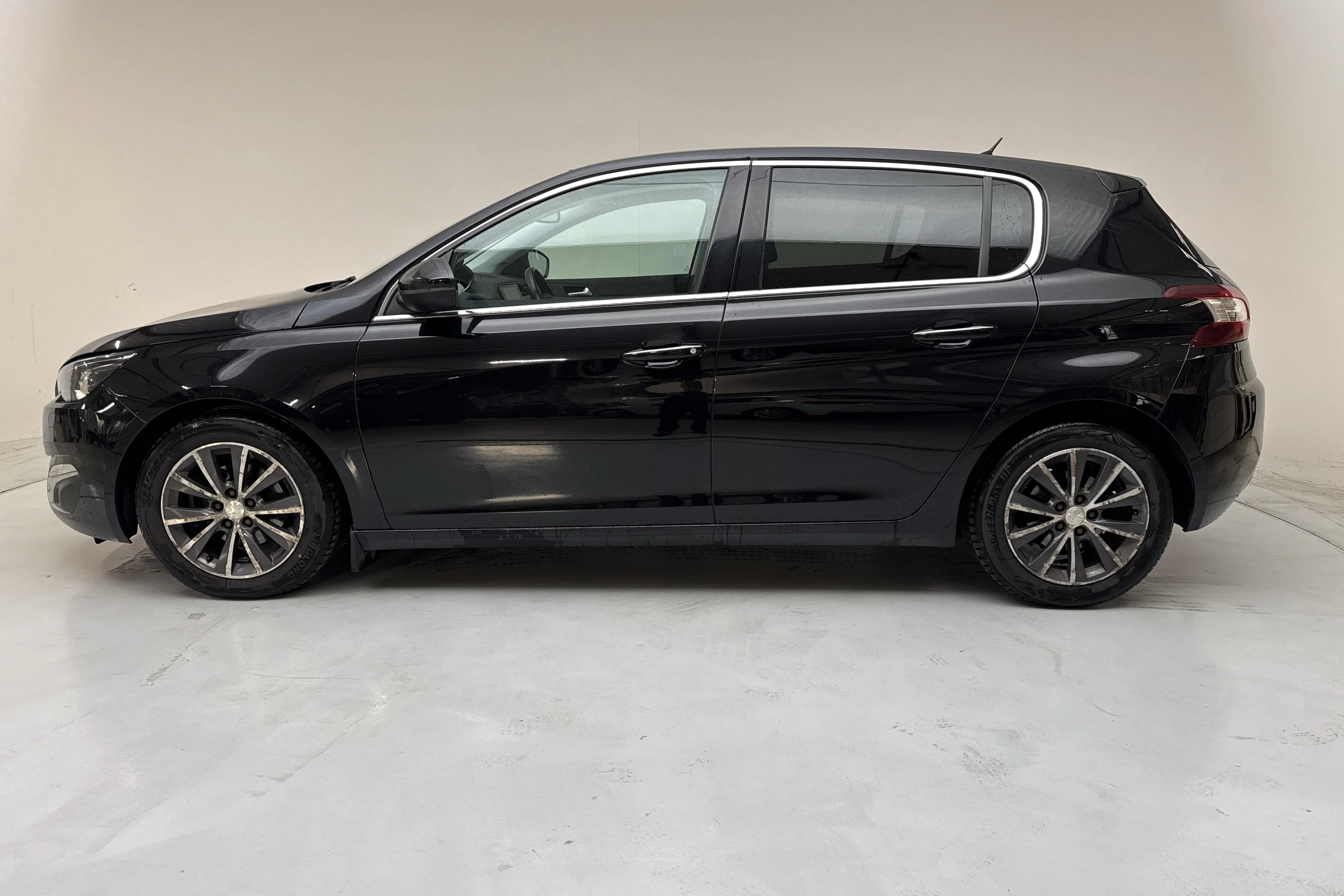 Presentation photo 2 of 13: Peugeot 308 BlueHDi 5dr (120hk) - 214 860 km - Manual - black - 2015