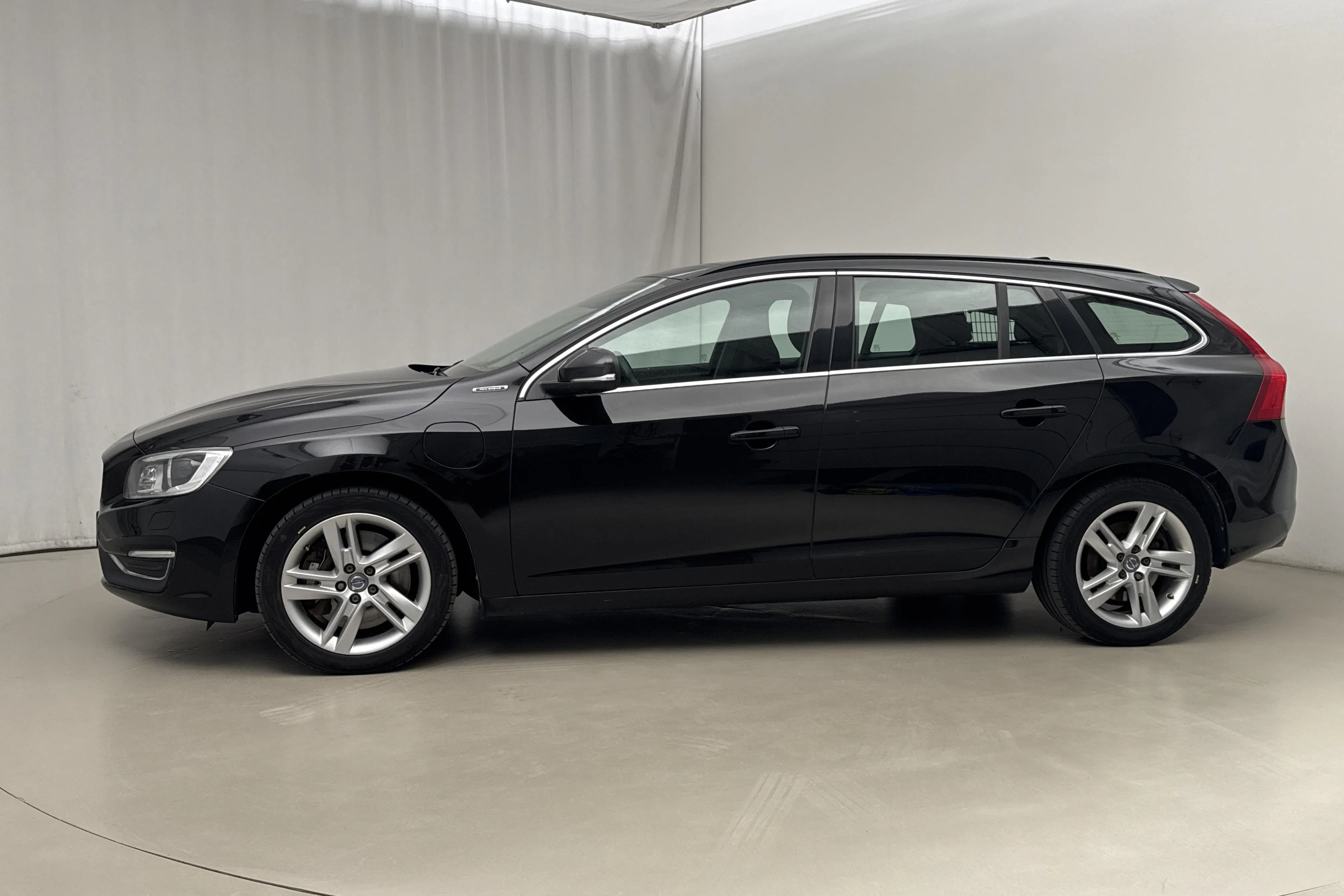 Presentationsfoto 2 av 18: Volvo V60 D5 AWD Twin Engine (163hk) - 16 560 mil - Automat - svart - 2017