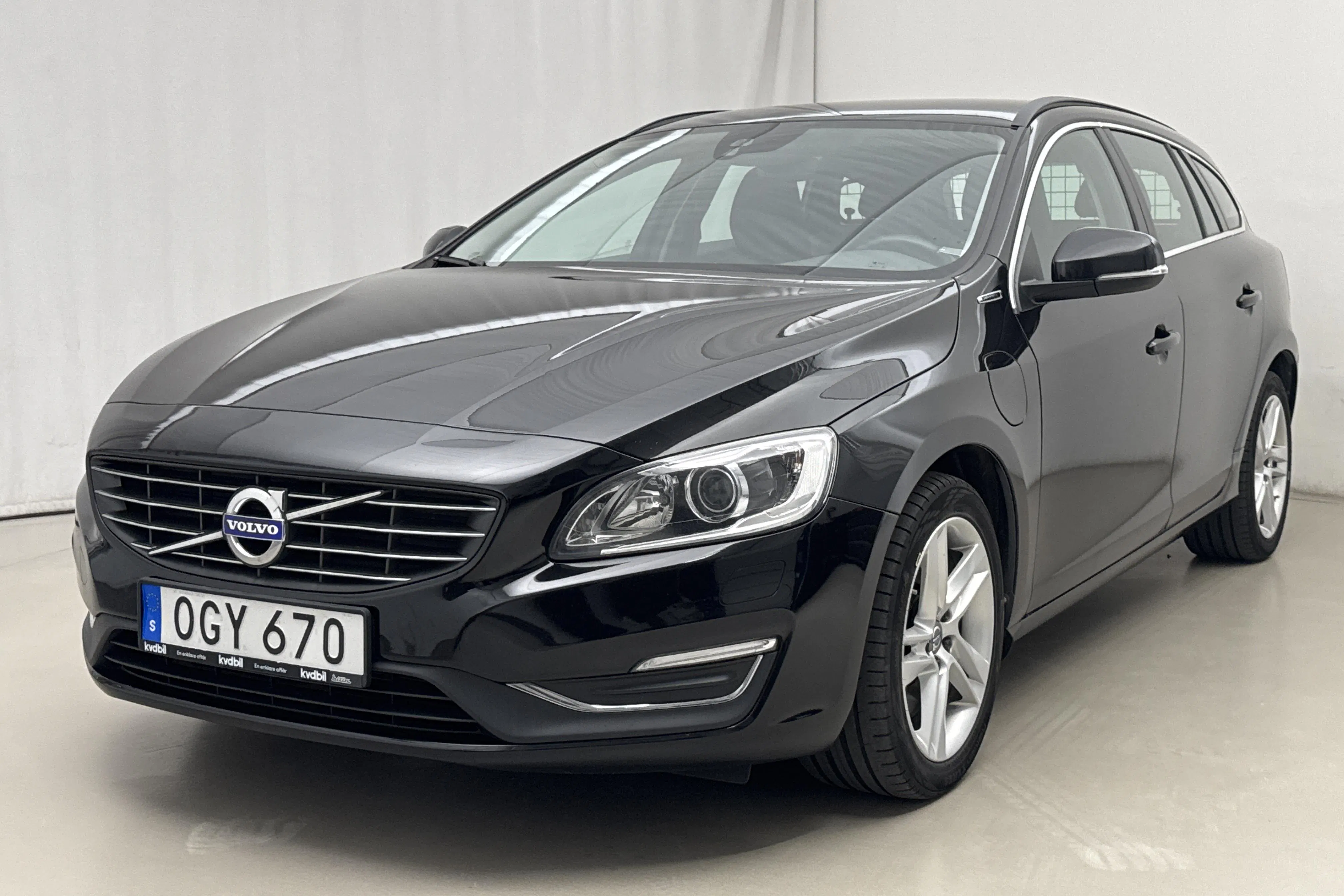 Presentationsfoto 1 av 18: Volvo V60 D5 AWD Twin Engine (163hk) - 16 560 mil - Automat - svart - 2017