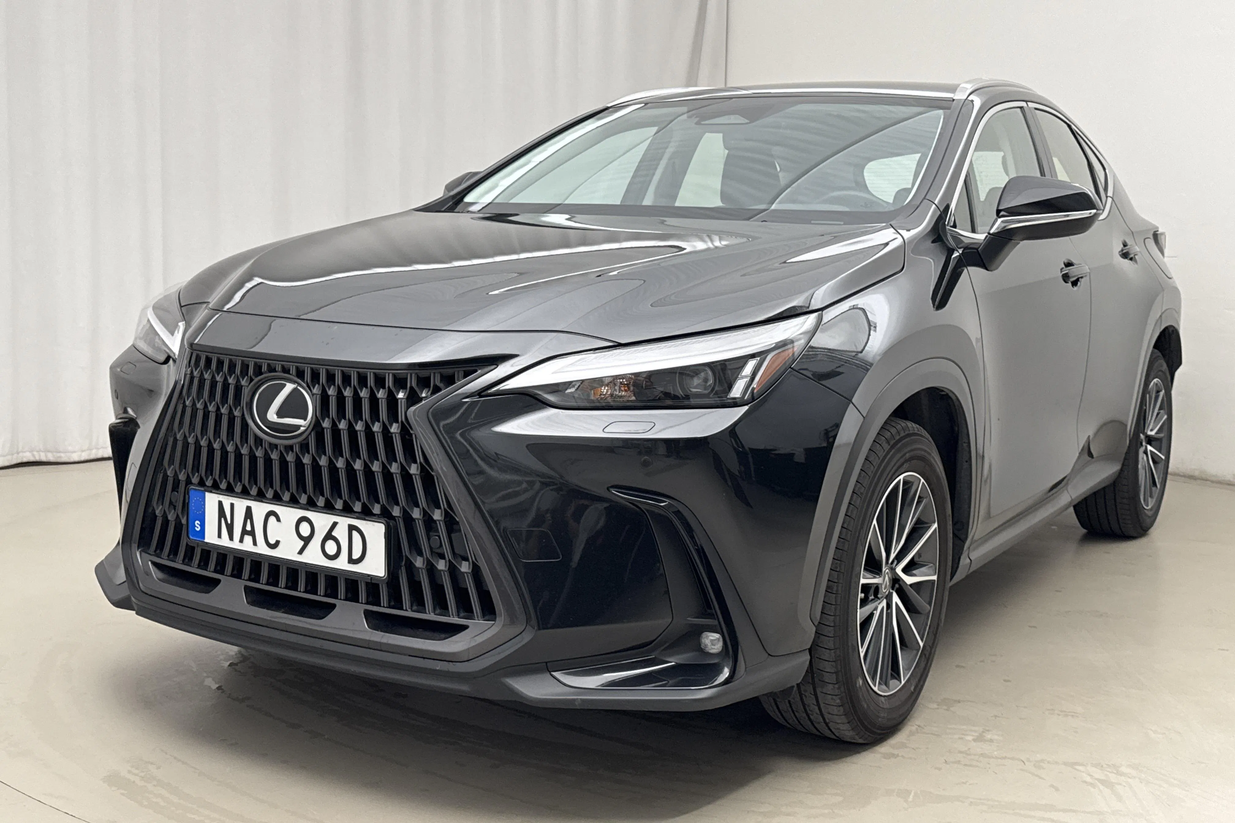 Presentationsfoto 1 av 18: Lexus NX 350h AWD (275hk) - 7 962 mil - Automat - svart - 2023