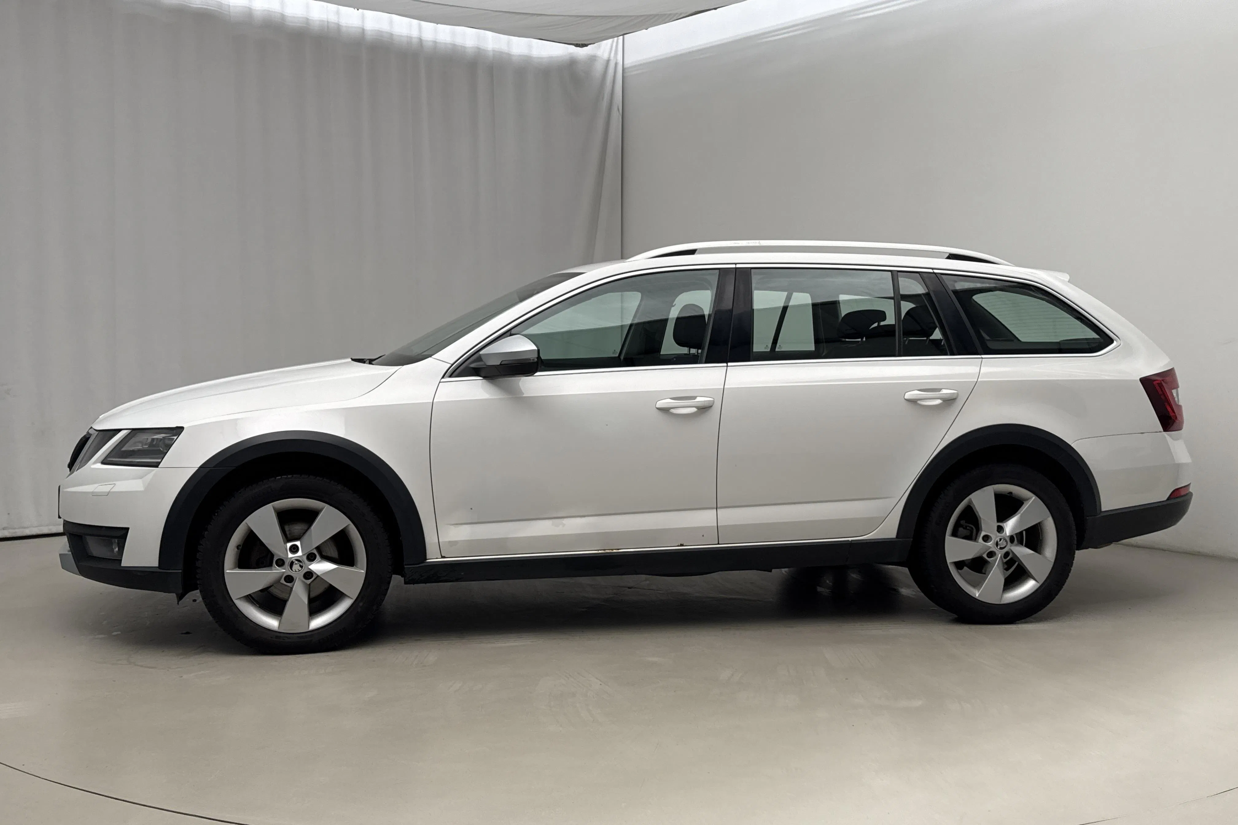 Presentation photo 2 of 17: Skoda Octavia Scout II 2.0 TDI 4X4 (150hk) - 292 980 km - Automatic - white - 2018