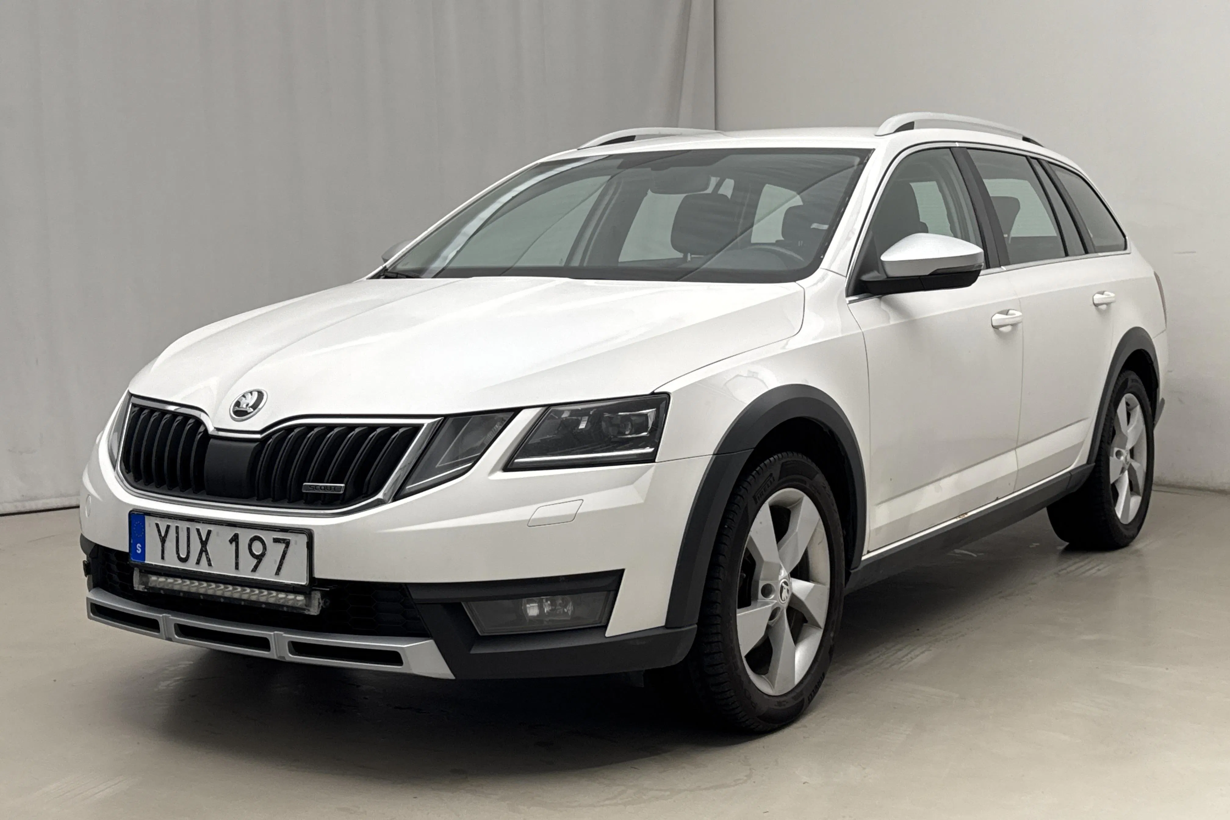 Presentation photo 1 of 17: Skoda Octavia Scout II 2.0 TDI 4X4 (150hk) - 292 980 km - Automatic - white - 2018