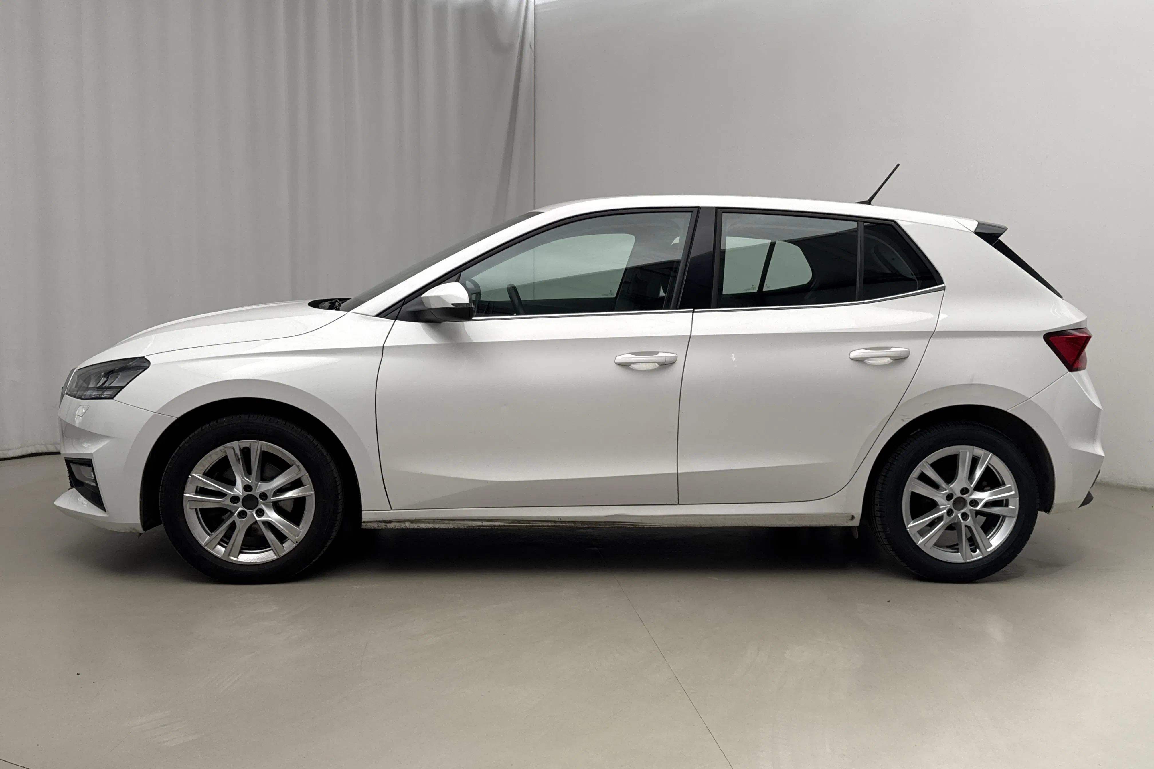 Presentationsfoto 2 av 18: Skoda Fabia 1.0 TSI (110hk) - 18 676 mil - Automat - vit - 2022