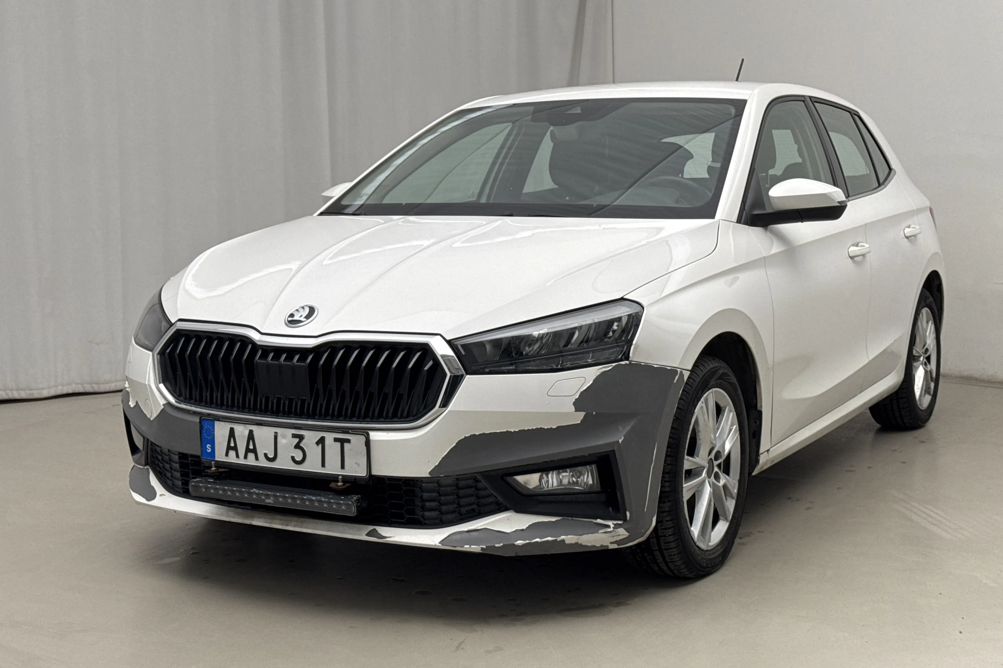 Presentationsfoto 1 av 18: Skoda Fabia 1.0 TSI (110hk) - 18 860 mil - Automat - vit - 2022