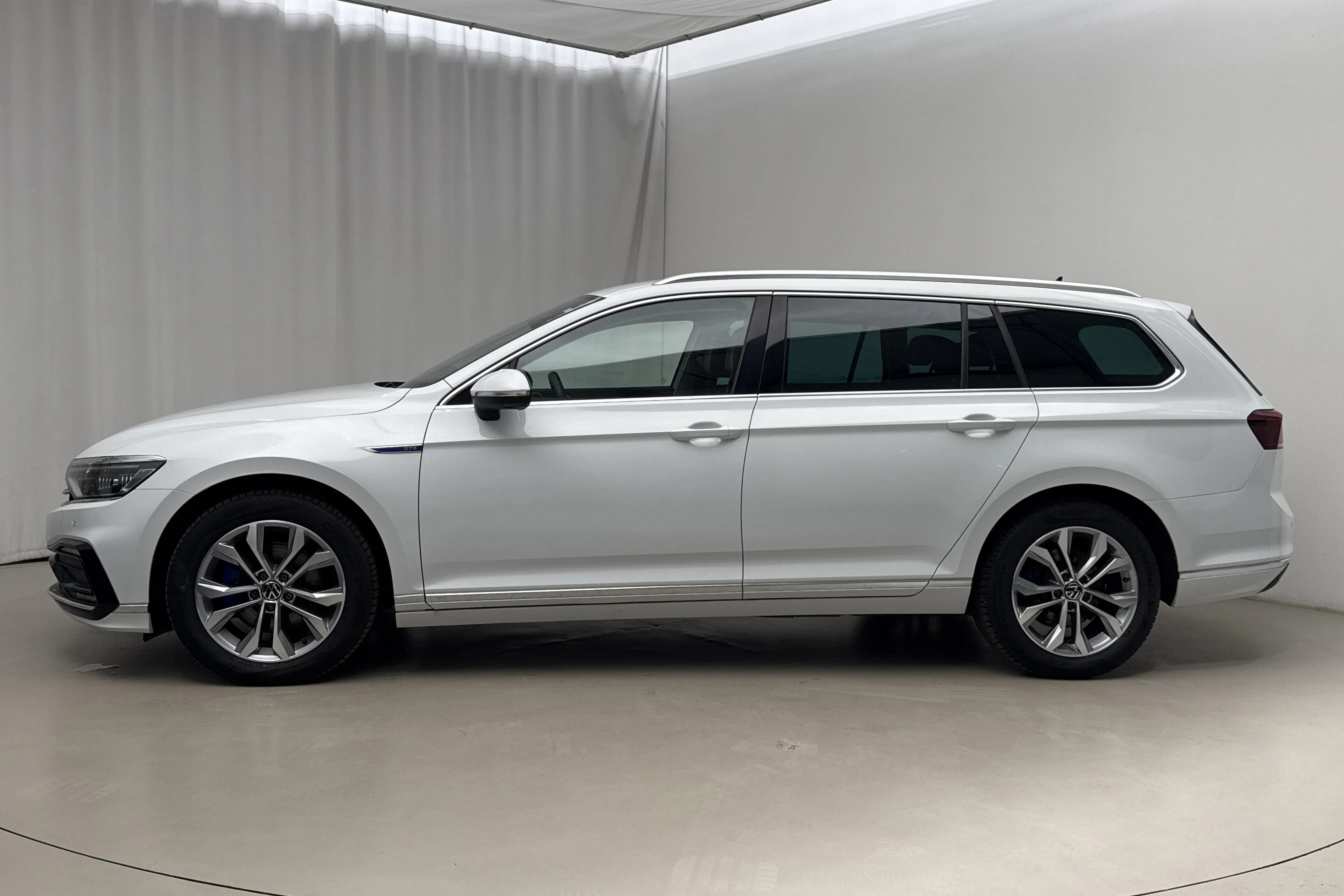 Presentationsfoto 2 av 21: VW Passat 1.4 GTE Sportscombi (218hk) - 5 666 mil - Automat - vit - 2023