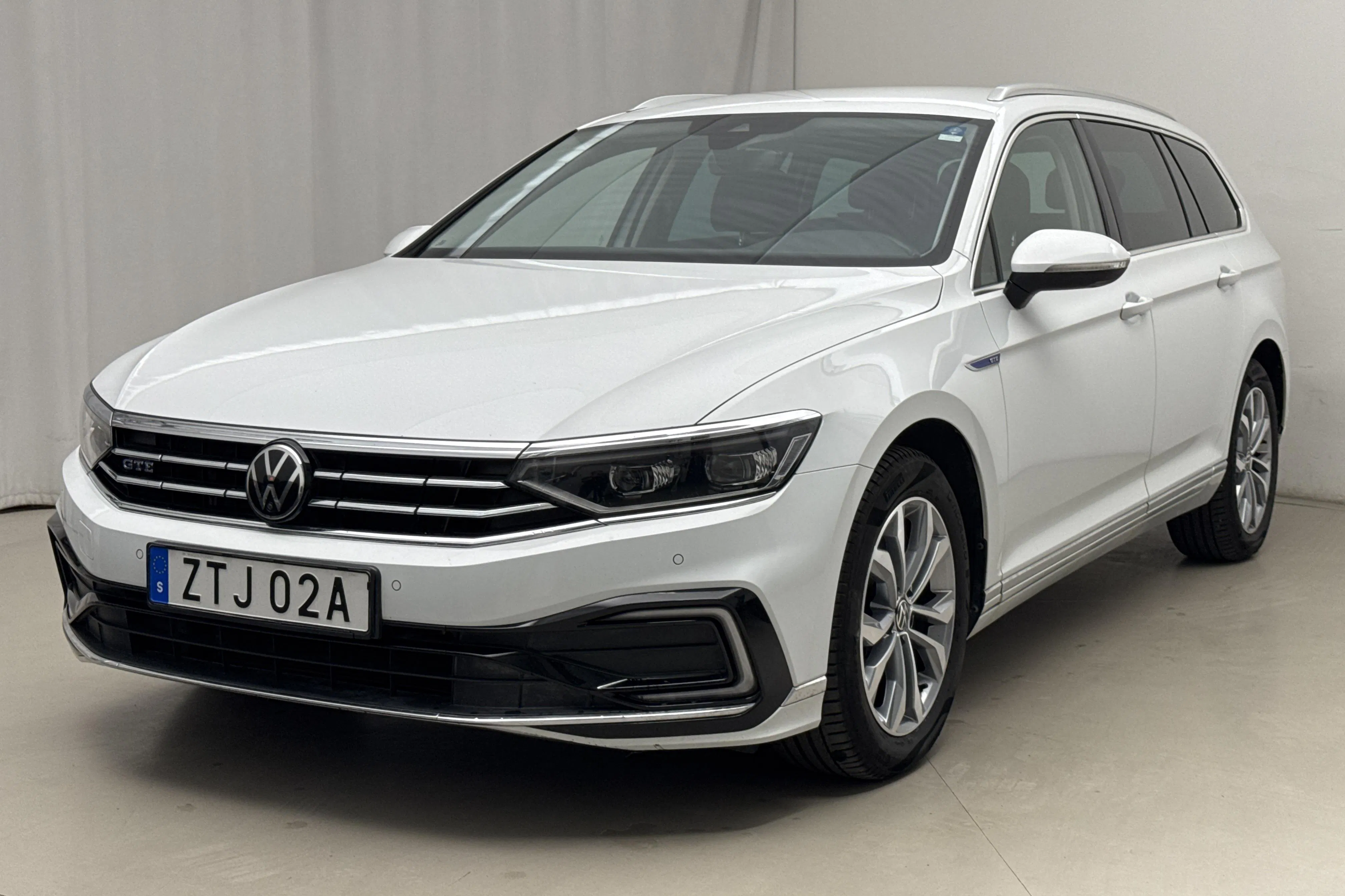 Presentationsfoto 1 av 21: VW Passat 1.4 GTE Sportscombi (218hk) - 5 666 mil - Automat - vit - 2023